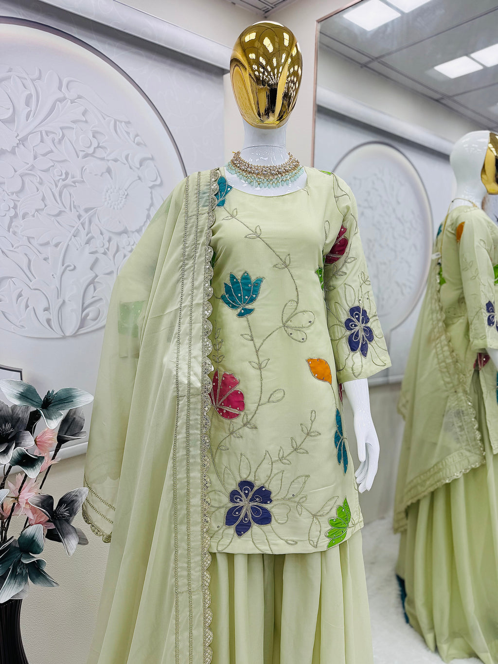 कढ़ाई, सेक्विन और कोडिंग वर्क के साथ डिज़ाइनर पार्टी वियर लुक सूट-सेट