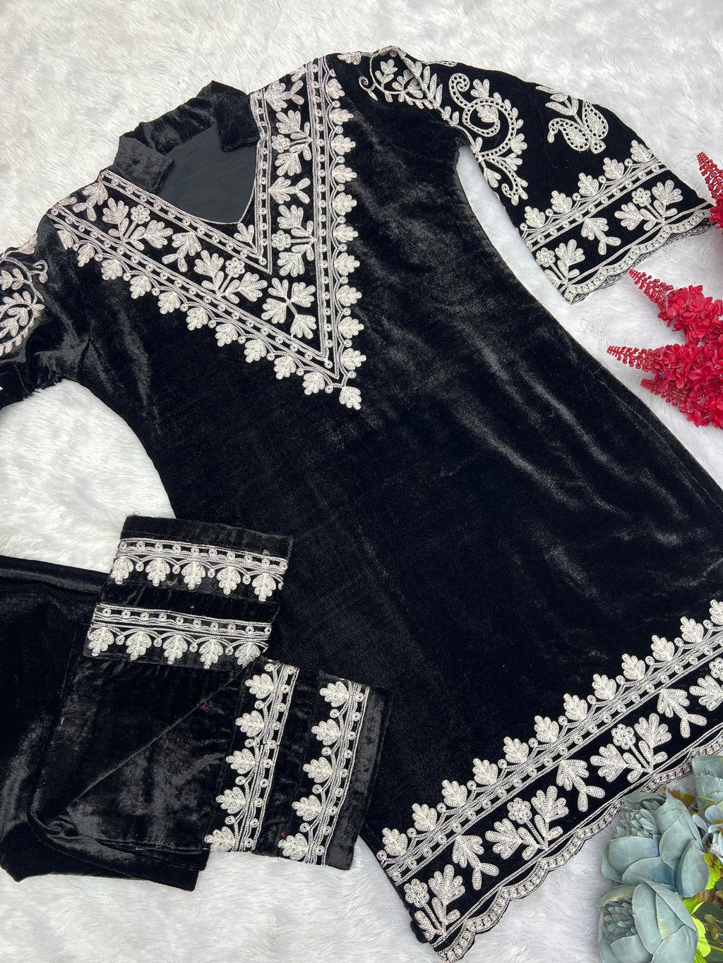 कढ़ाई धागे के काम के साथ डिजाइनर पार्टी वियर कॉर्ड सेट