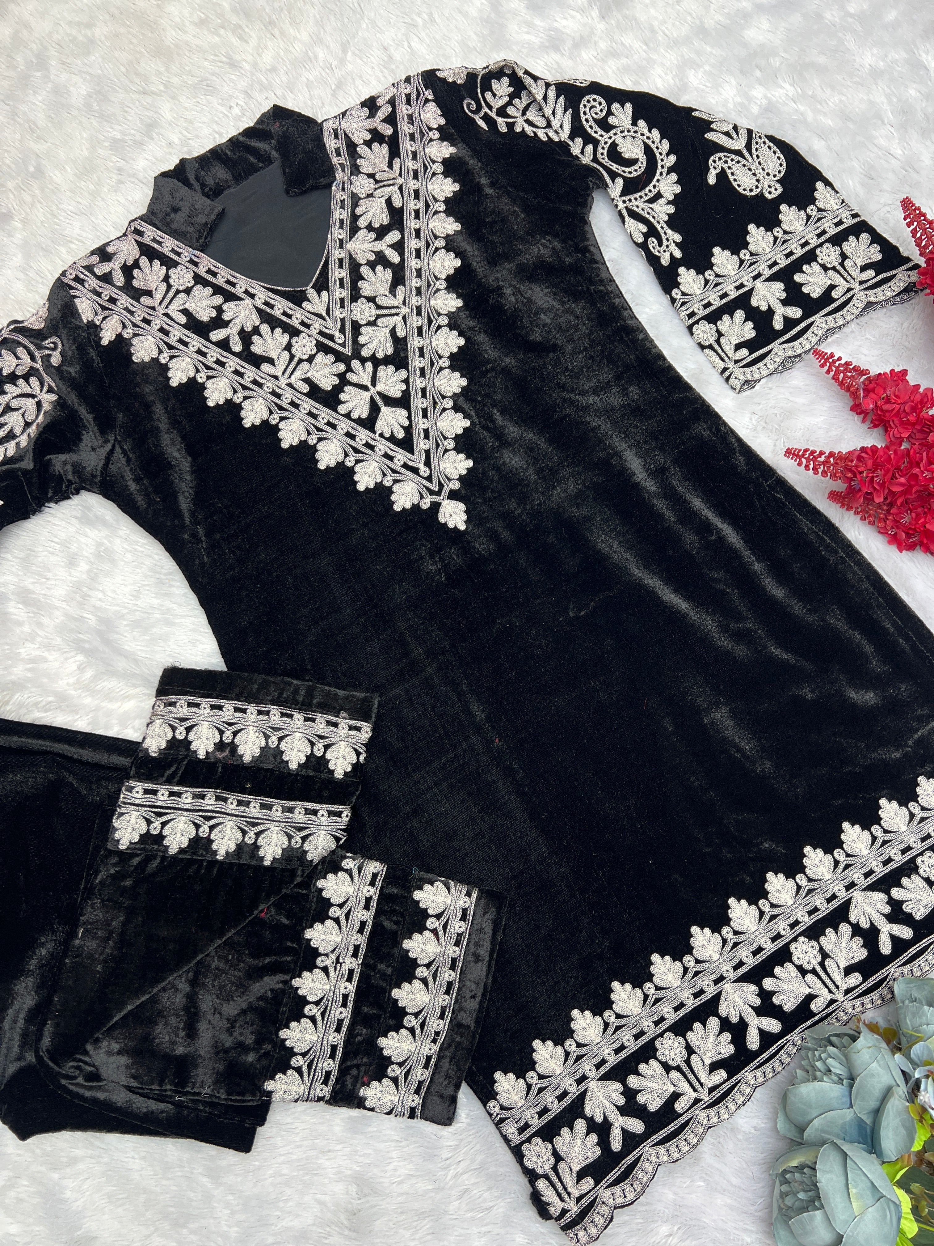 कढ़ाई धागे के काम के साथ डिजाइनर पार्टी वियर कॉर्ड सेट