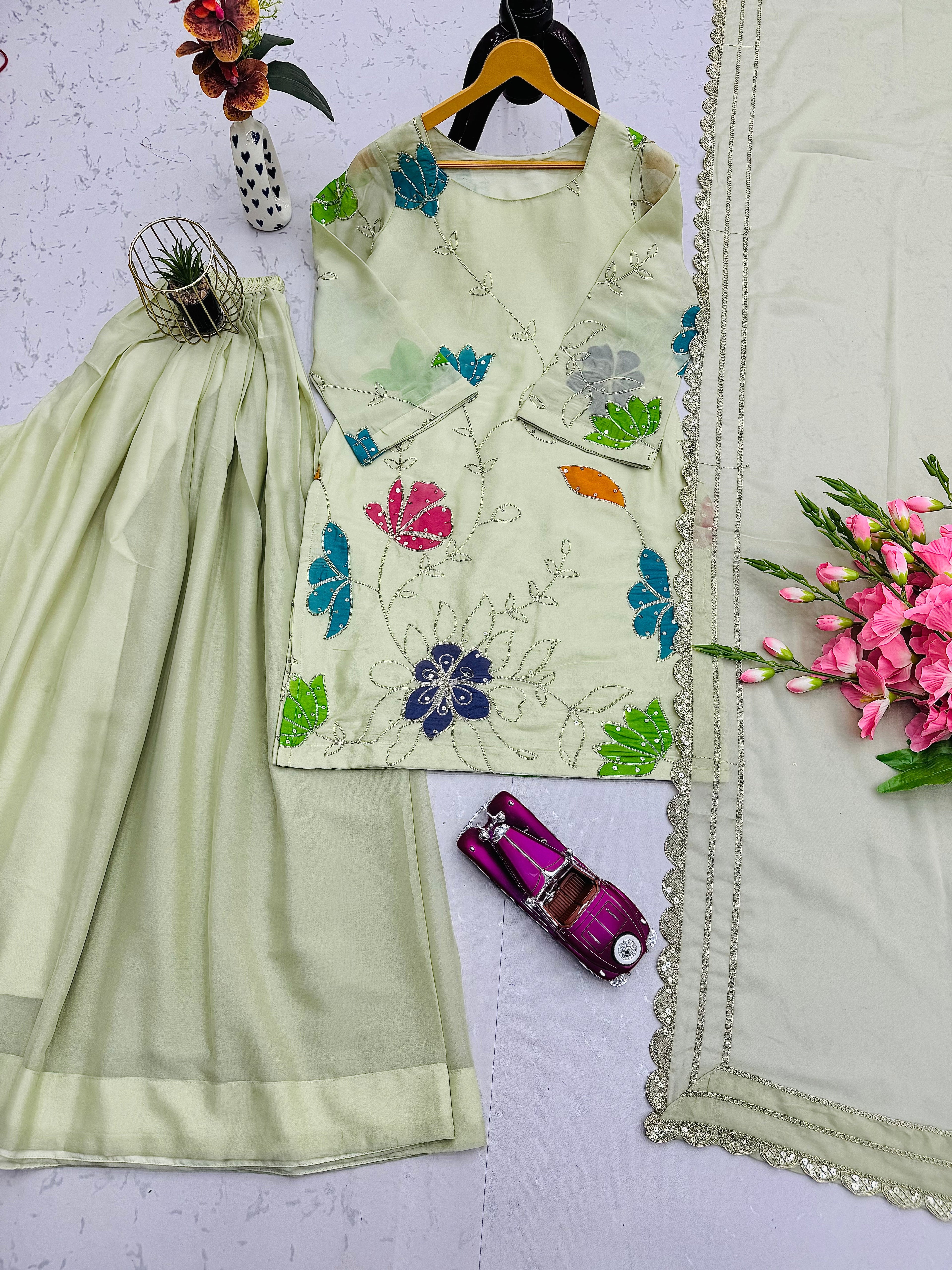 कढ़ाई, सेक्विन और कोडिंग वर्क के साथ डिज़ाइनर पार्टी वियर लुक सूट-सेट