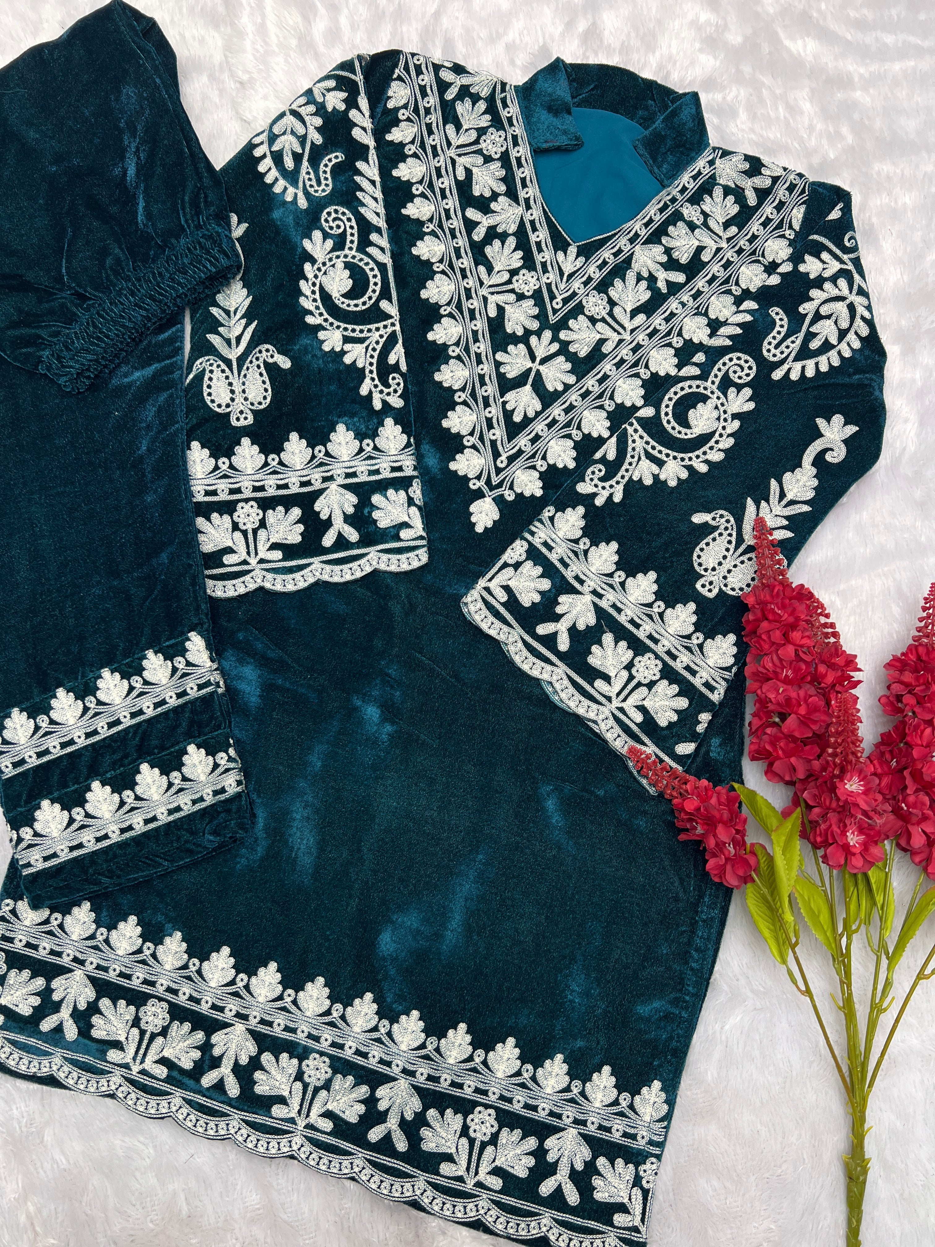 कढ़ाई धागे के काम के साथ डिजाइनर पार्टी वियर कॉर्ड सेट