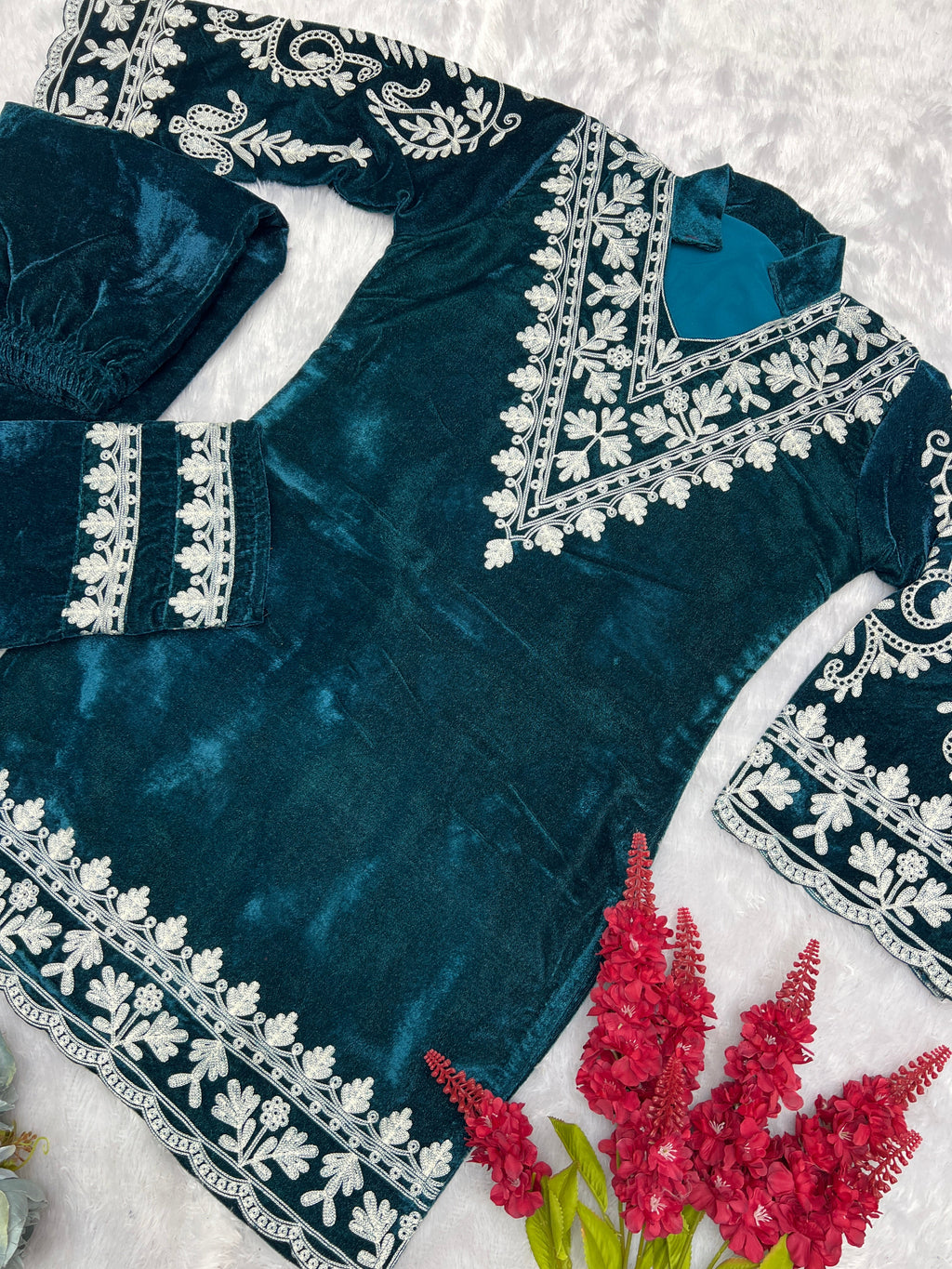 कढ़ाई धागे के काम के साथ डिजाइनर पार्टी वियर कॉर्ड सेट