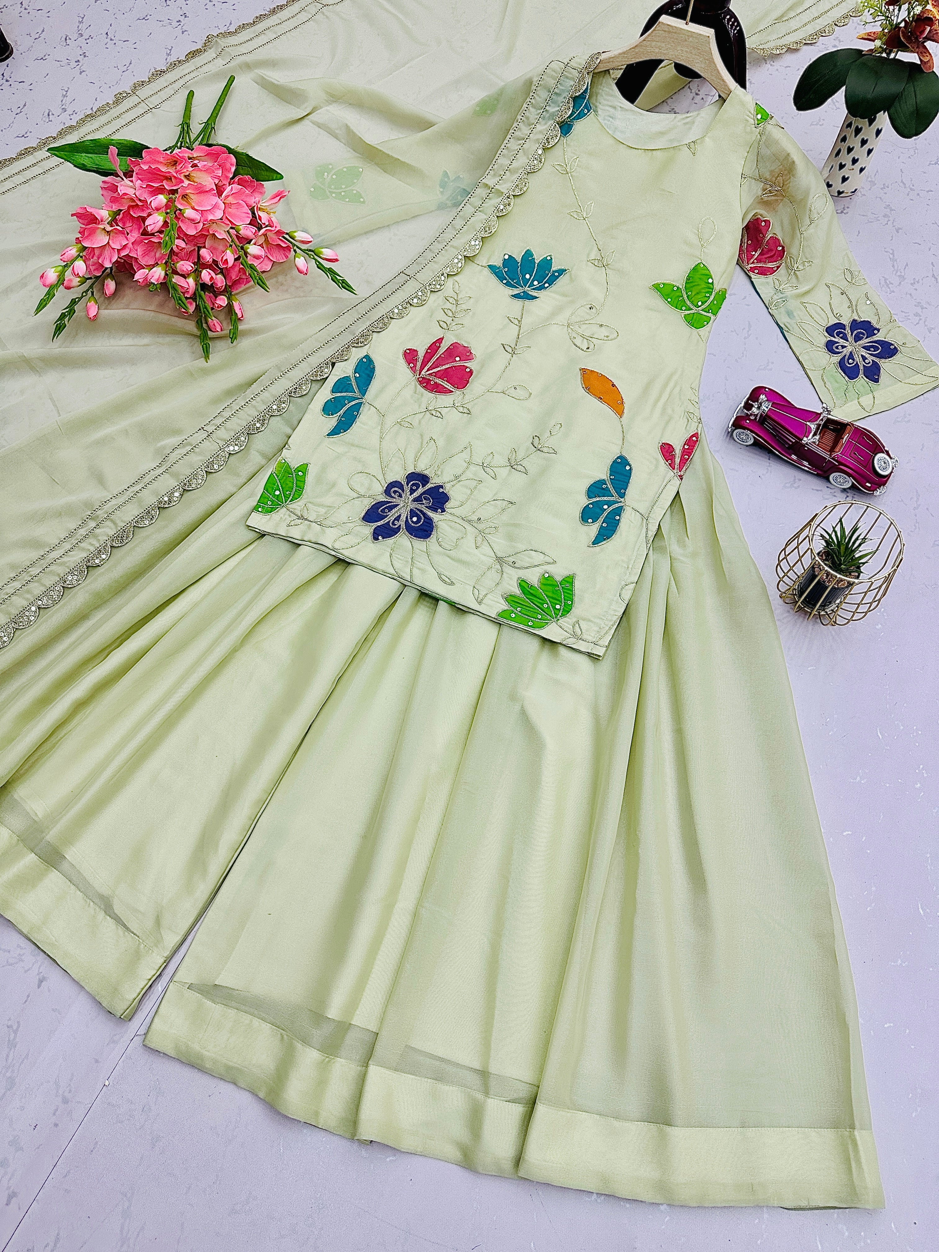 कढ़ाई, सेक्विन और कोडिंग वर्क के साथ डिज़ाइनर पार्टी वियर लुक सूट-सेट