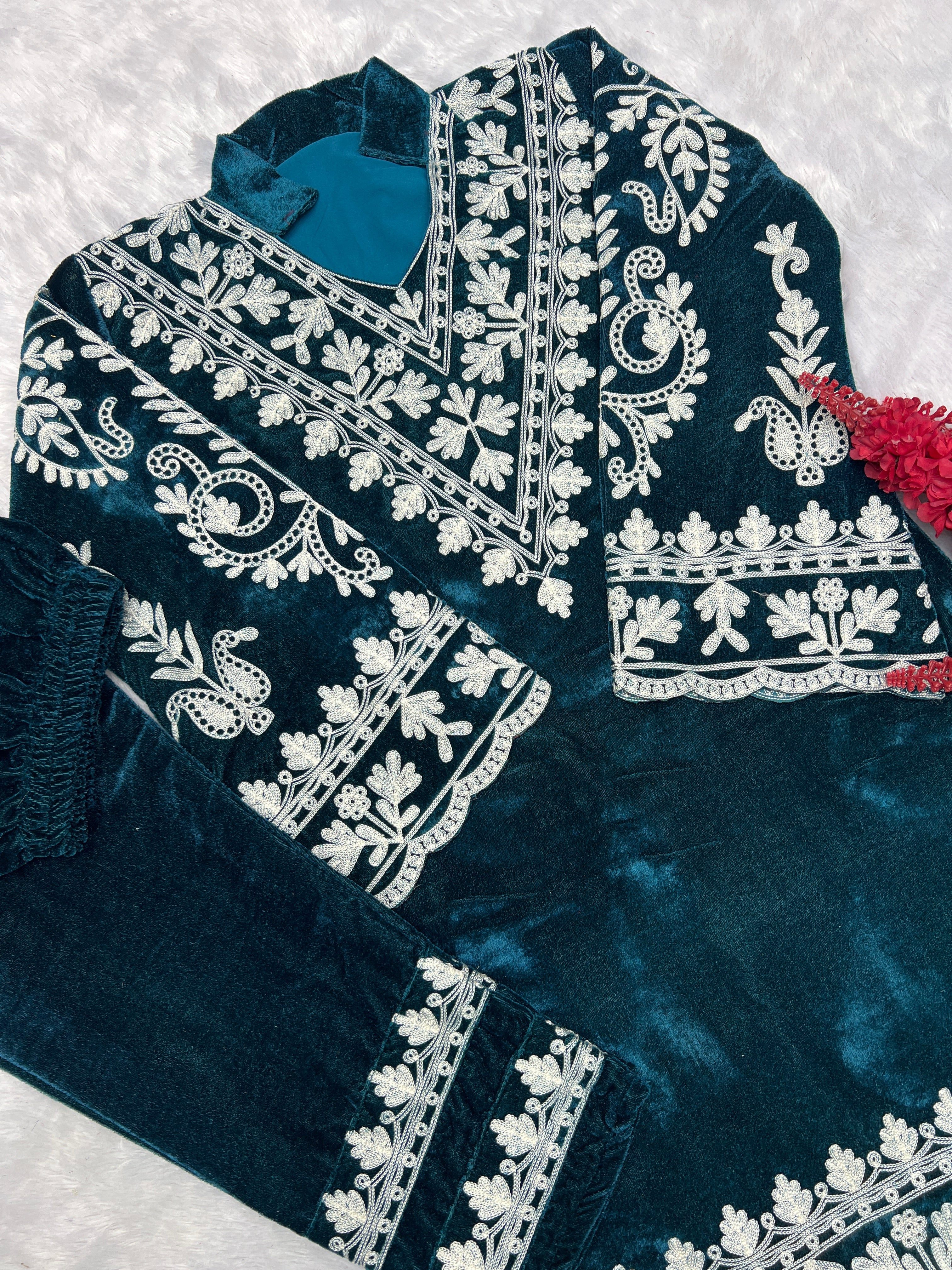 कढ़ाई धागे के काम के साथ डिजाइनर पार्टी वियर कॉर्ड सेट