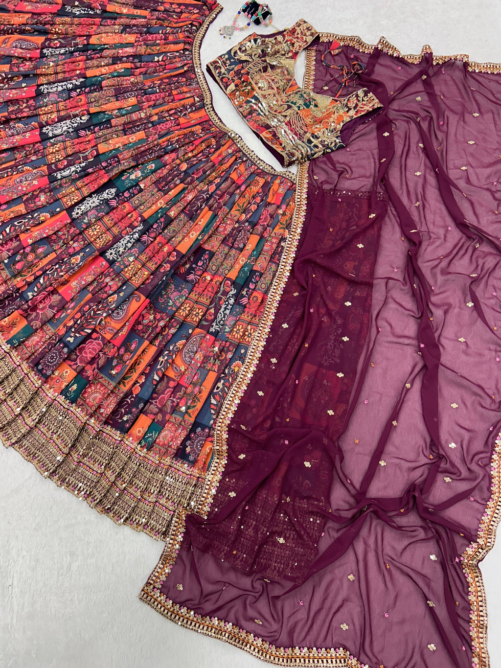 मल्टी नीडल वर्क के साथ पार्टी वियर डिज़ाइनर लहंगा चोली