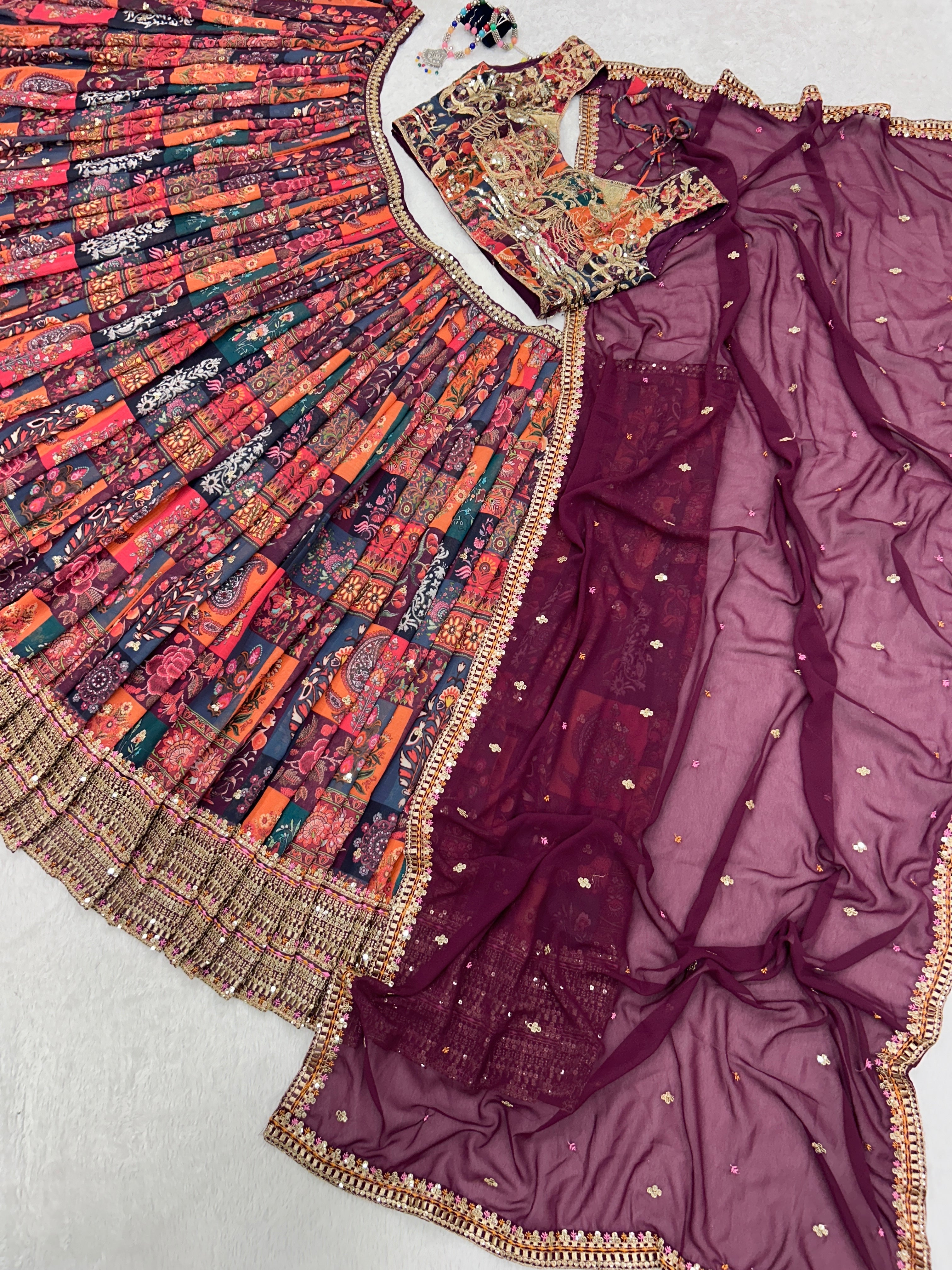 मल्टी नीडल वर्क के साथ पार्टी वियर डिज़ाइनर लहंगा चोली