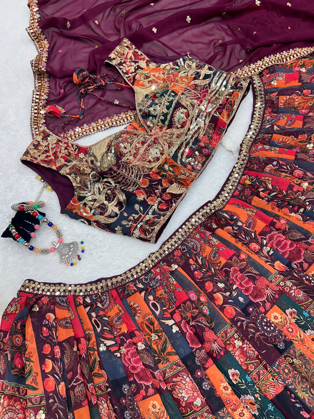 मल्टी नीडल वर्क के साथ पार्टी वियर डिज़ाइनर लहंगा चोली