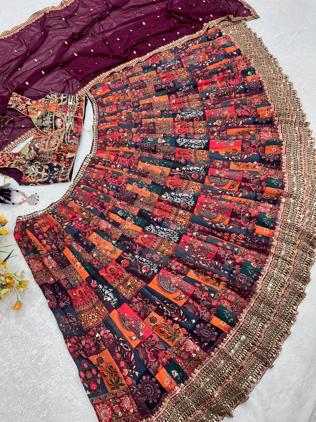 मल्टी नीडल वर्क के साथ पार्टी वियर डिज़ाइनर लहंगा चोली