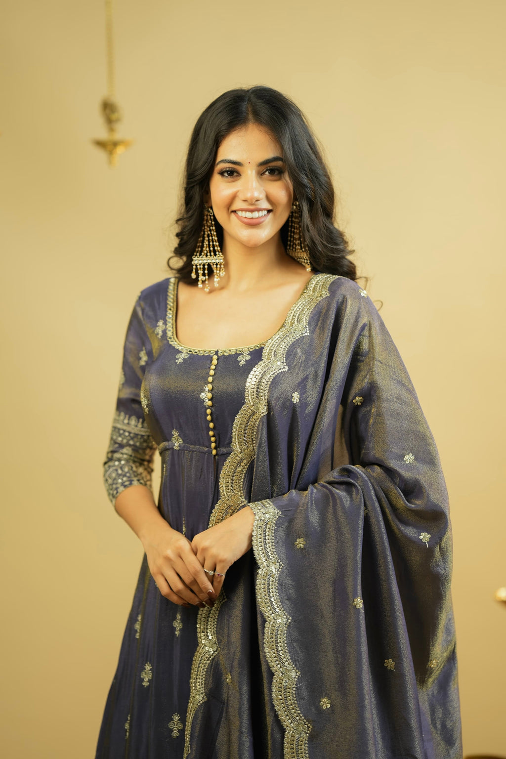 डिज़ाइनर पार्टी वियर लुक सूट सेट कढ़ाई सेक्विन के साथ असली दर्पण के साथ काम करता है