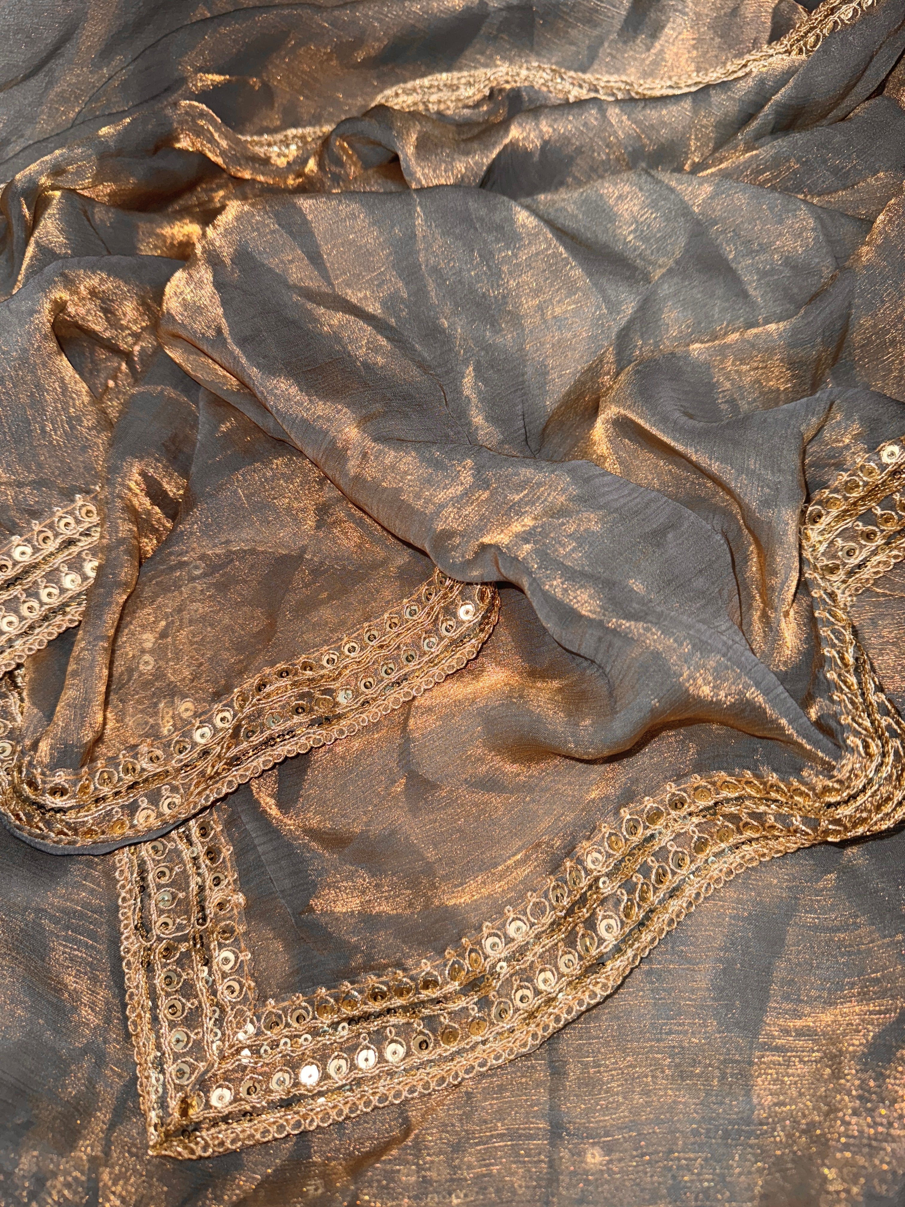 डोरी कढ़ाई वर्क लेस बॉर्डर वाली डिज़ाइनर साड़ी