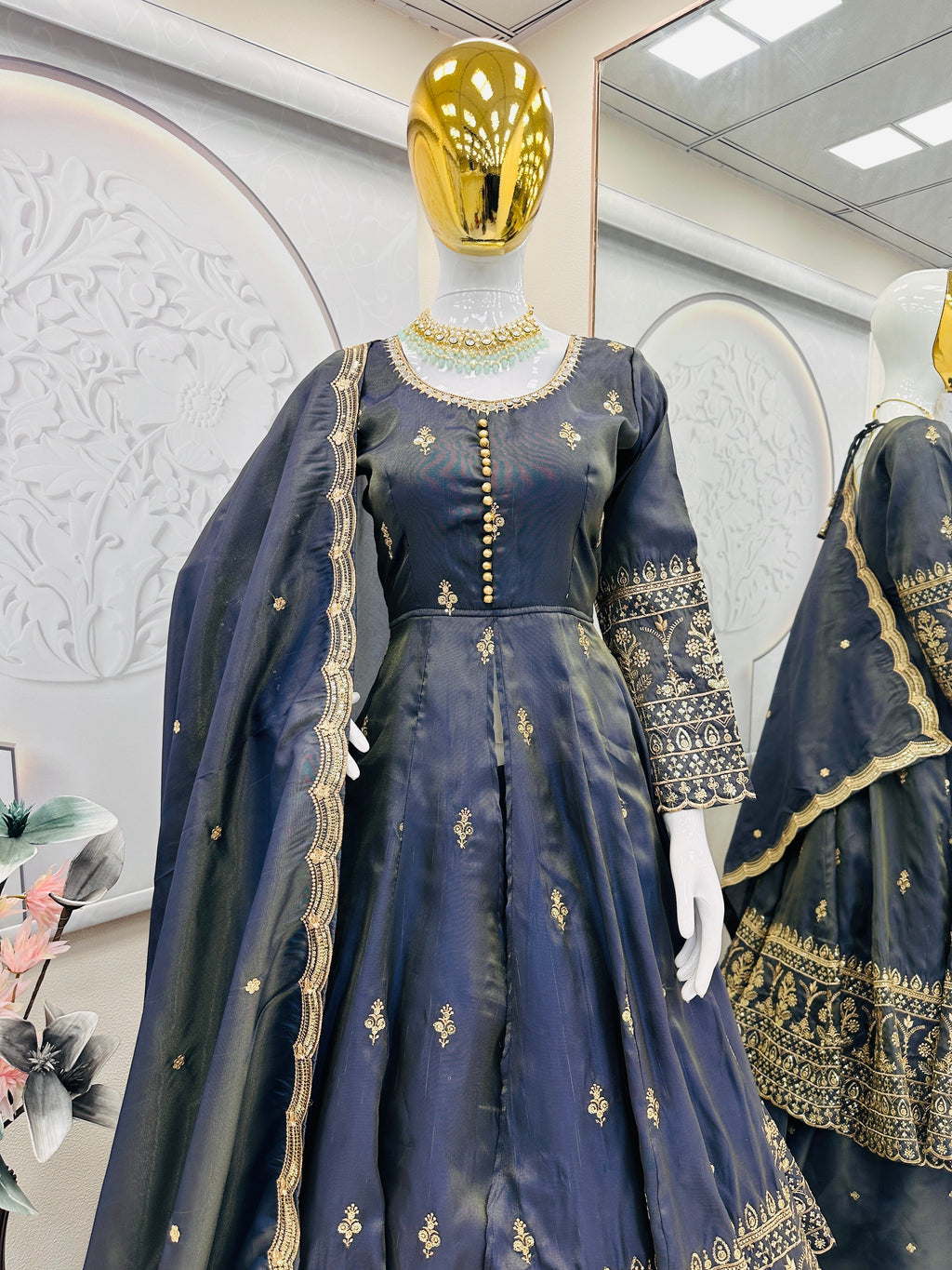 डिज़ाइनर पार्टी वियर लुक सूट सेट कढ़ाई सेक्विन के साथ असली दर्पण के साथ काम करता है