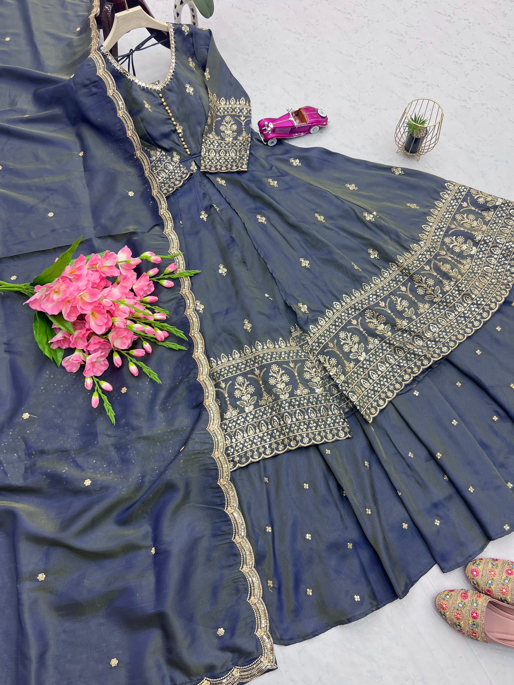 डिज़ाइनर पार्टी वियर लुक सूट सेट कढ़ाई सेक्विन के साथ असली दर्पण के साथ काम करता है