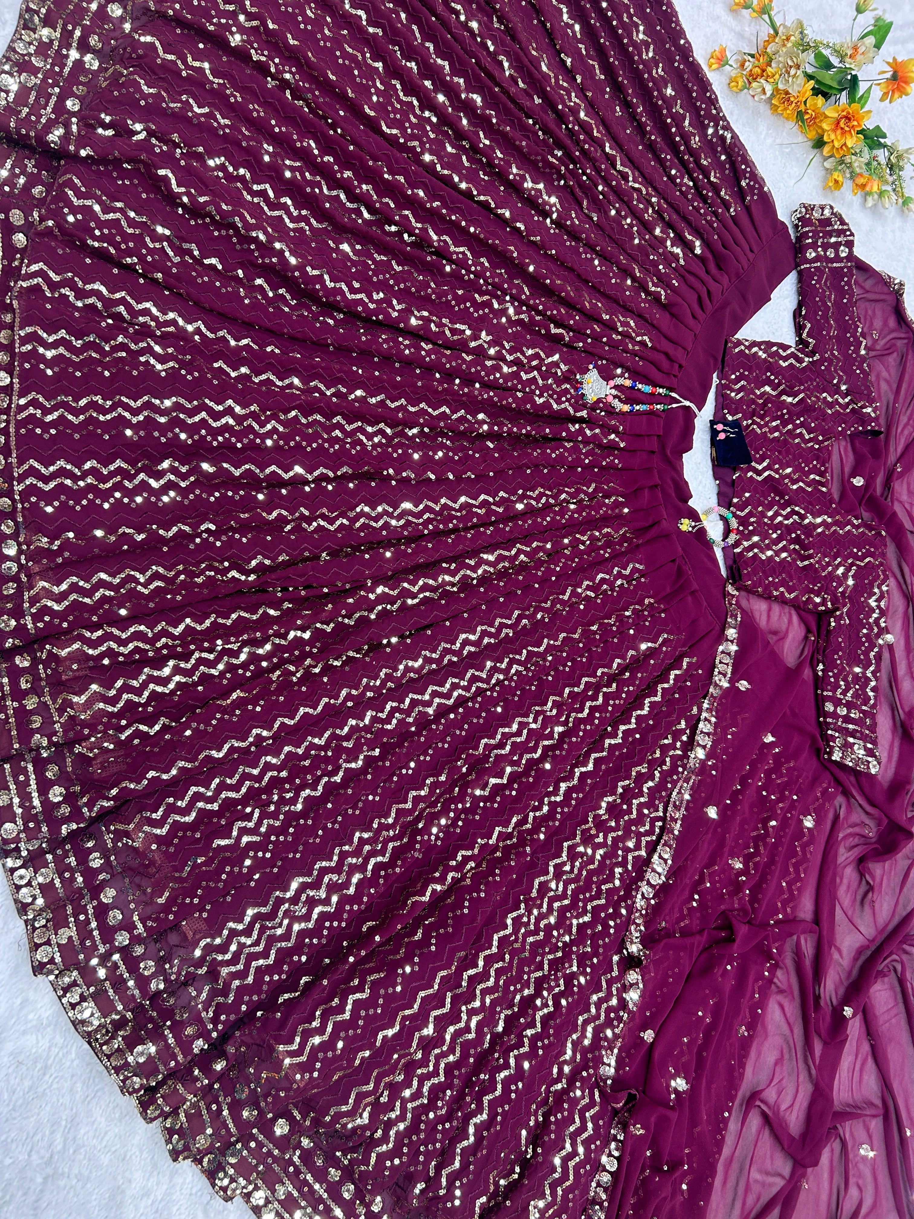 कढ़ाई के काम के साथ पार्टी वियर सुंदर लहंगा चोली