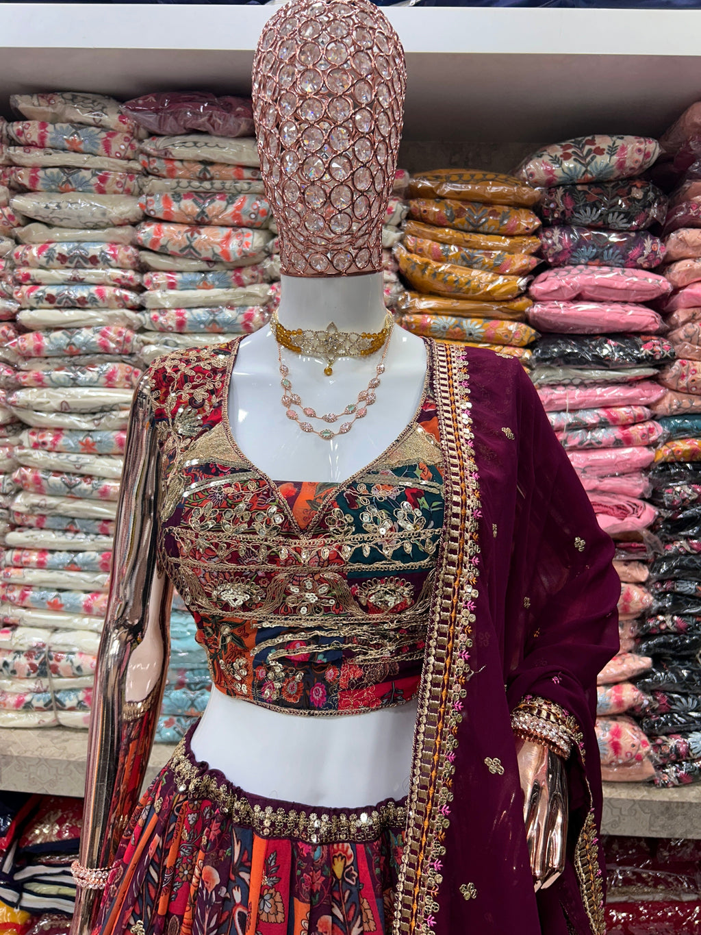 मल्टी नीडल वर्क के साथ पार्टी वियर डिज़ाइनर लहंगा चोली