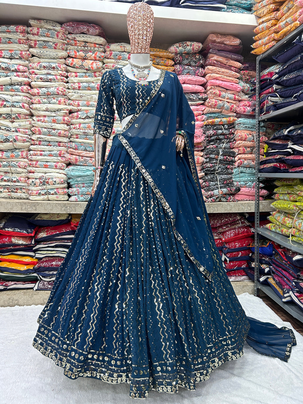 कढ़ाई के काम के साथ पार्टी वियर सुंदर लहंगा चोली