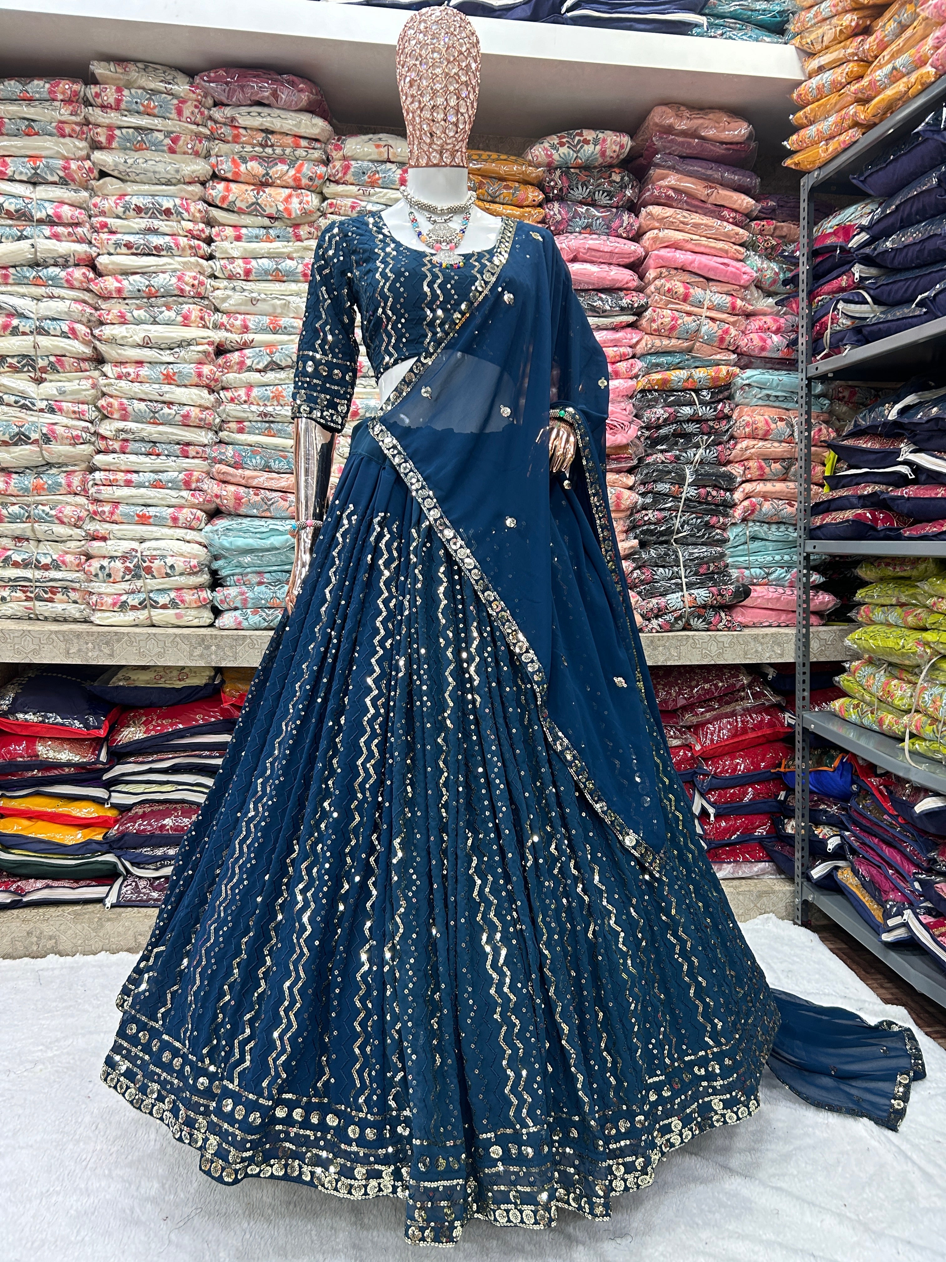 कढ़ाई के काम के साथ पार्टी वियर सुंदर लहंगा चोली