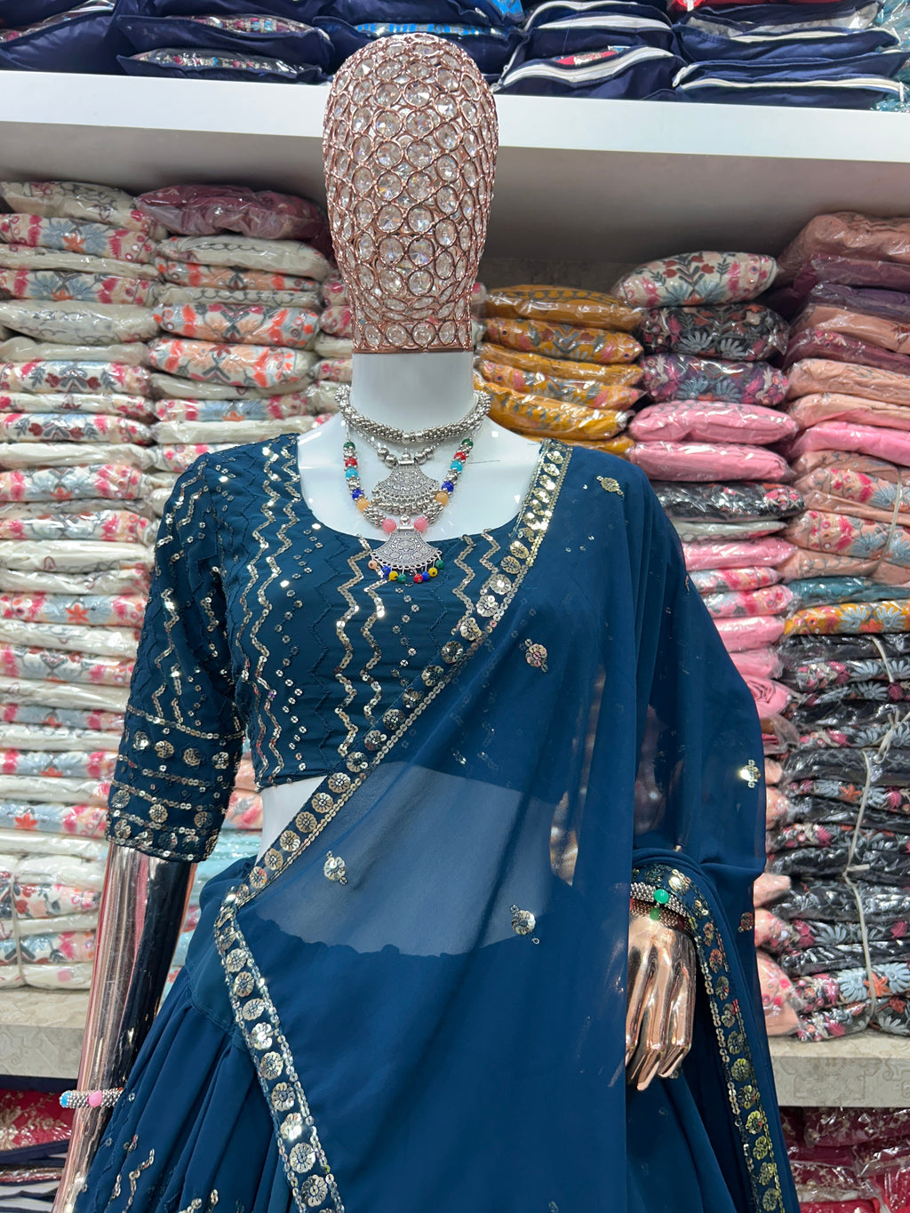 कढ़ाई के काम के साथ पार्टी वियर सुंदर लहंगा चोली