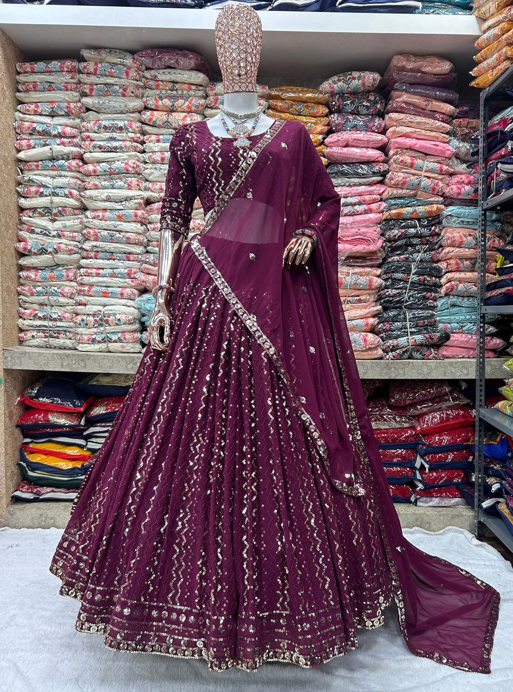 कढ़ाई के काम के साथ पार्टी वियर सुंदर लहंगा चोली