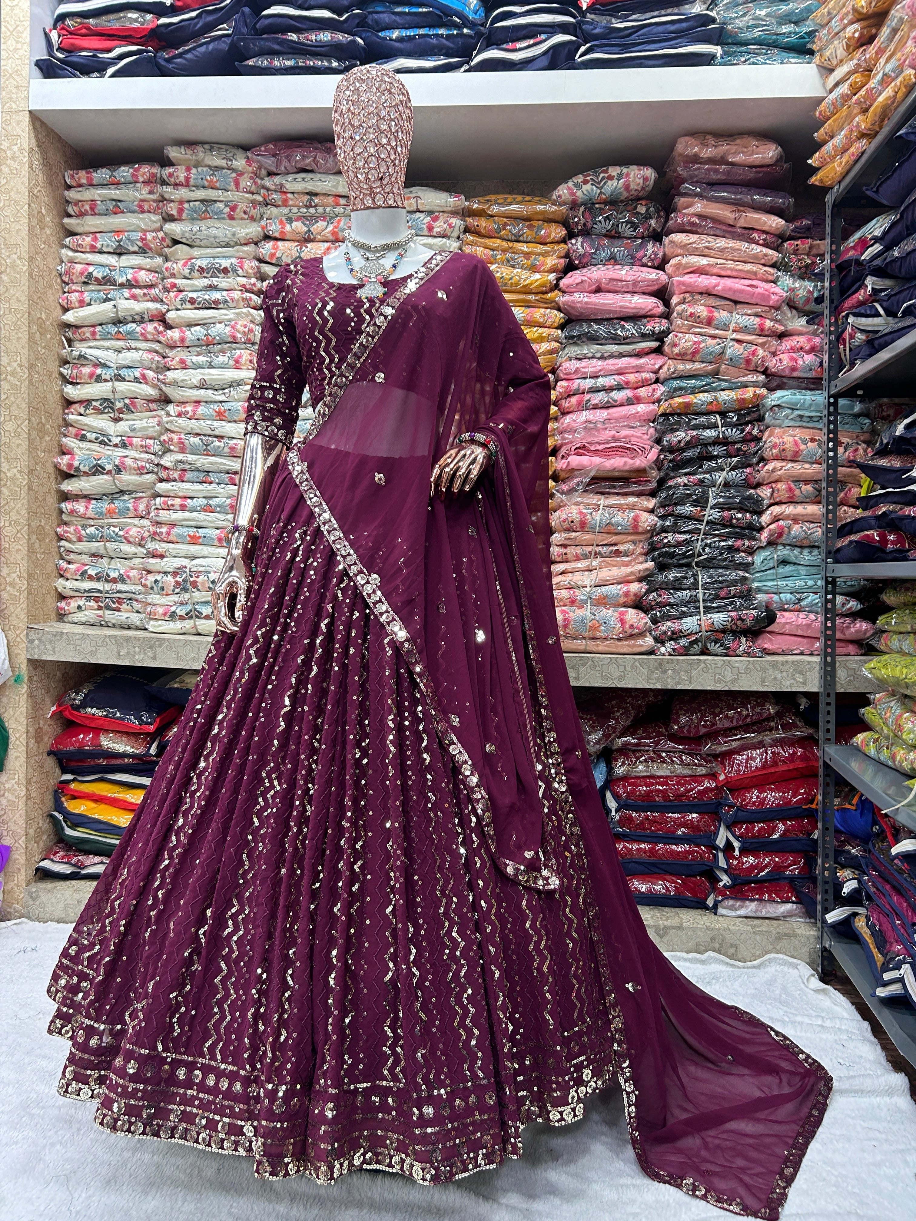 कढ़ाई के काम के साथ पार्टी वियर सुंदर लहंगा चोली