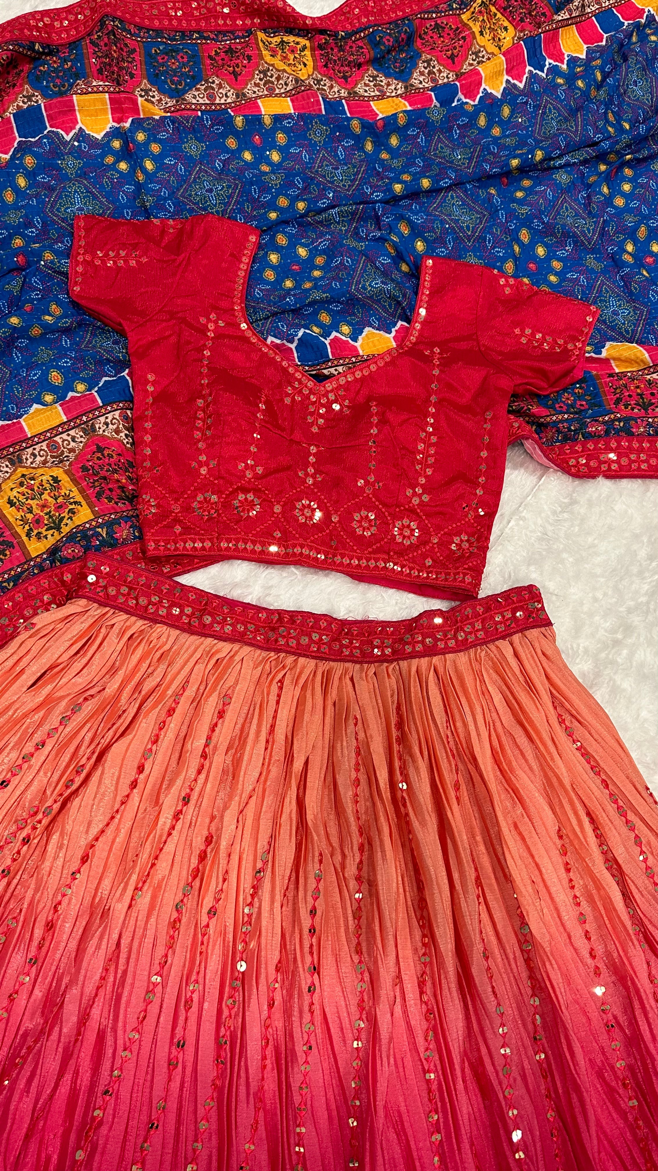 सीक्वेंस और थ्रेड वर्क के साथ पार्टी वियर लहंगा चोली