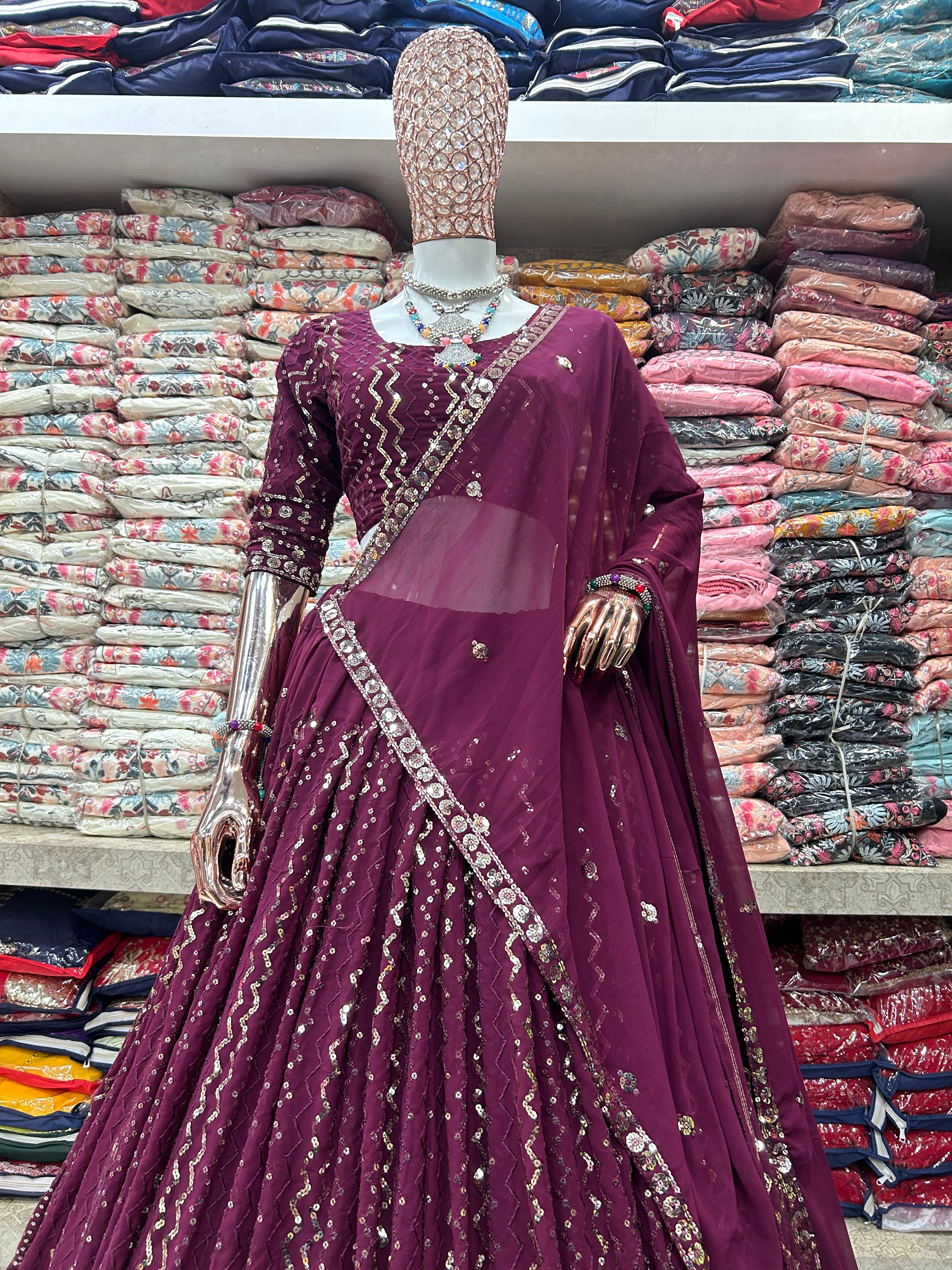 कढ़ाई के काम के साथ पार्टी वियर सुंदर लहंगा चोली