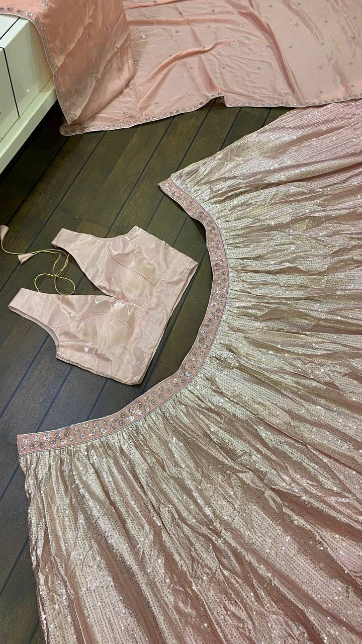 पार्टी वियर डिज़ाइनर लहंगा चोली सीक्वेंस वर्क के साथ