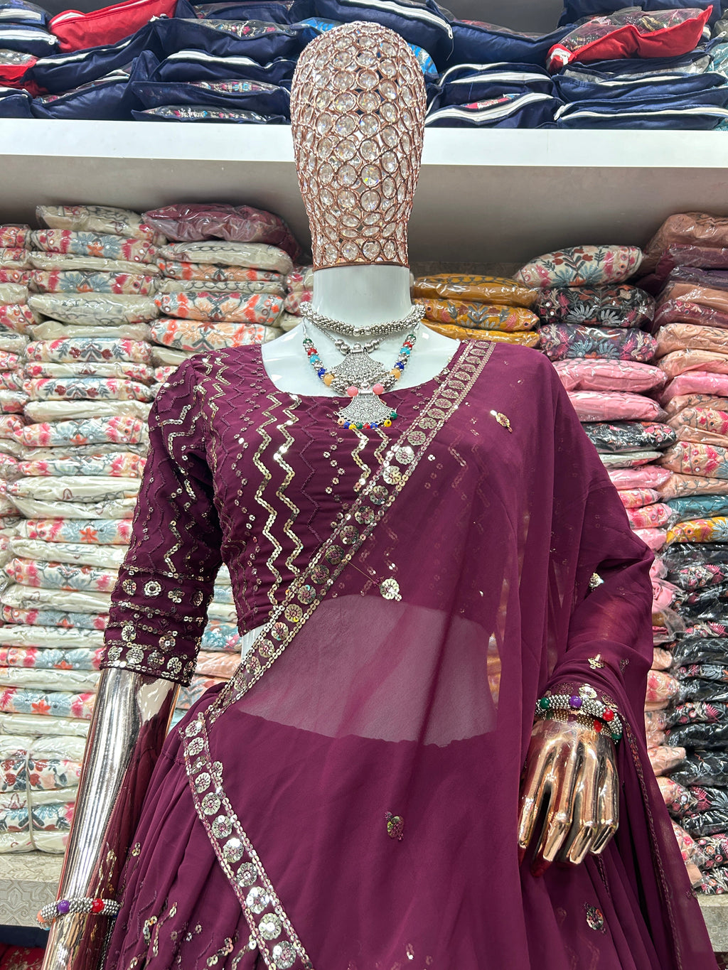 कढ़ाई के काम के साथ पार्टी वियर सुंदर लहंगा चोली