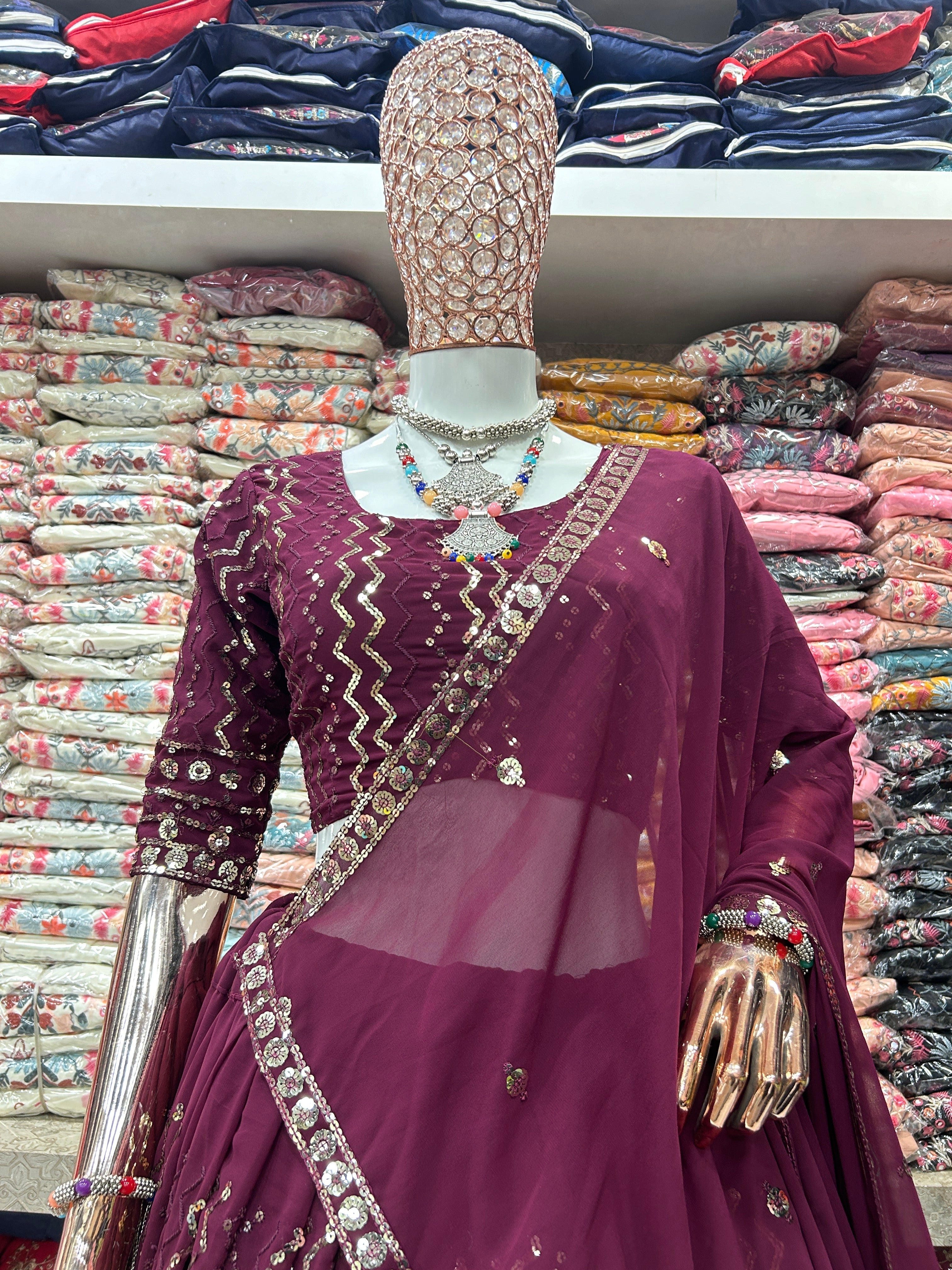 कढ़ाई के काम के साथ पार्टी वियर सुंदर लहंगा चोली