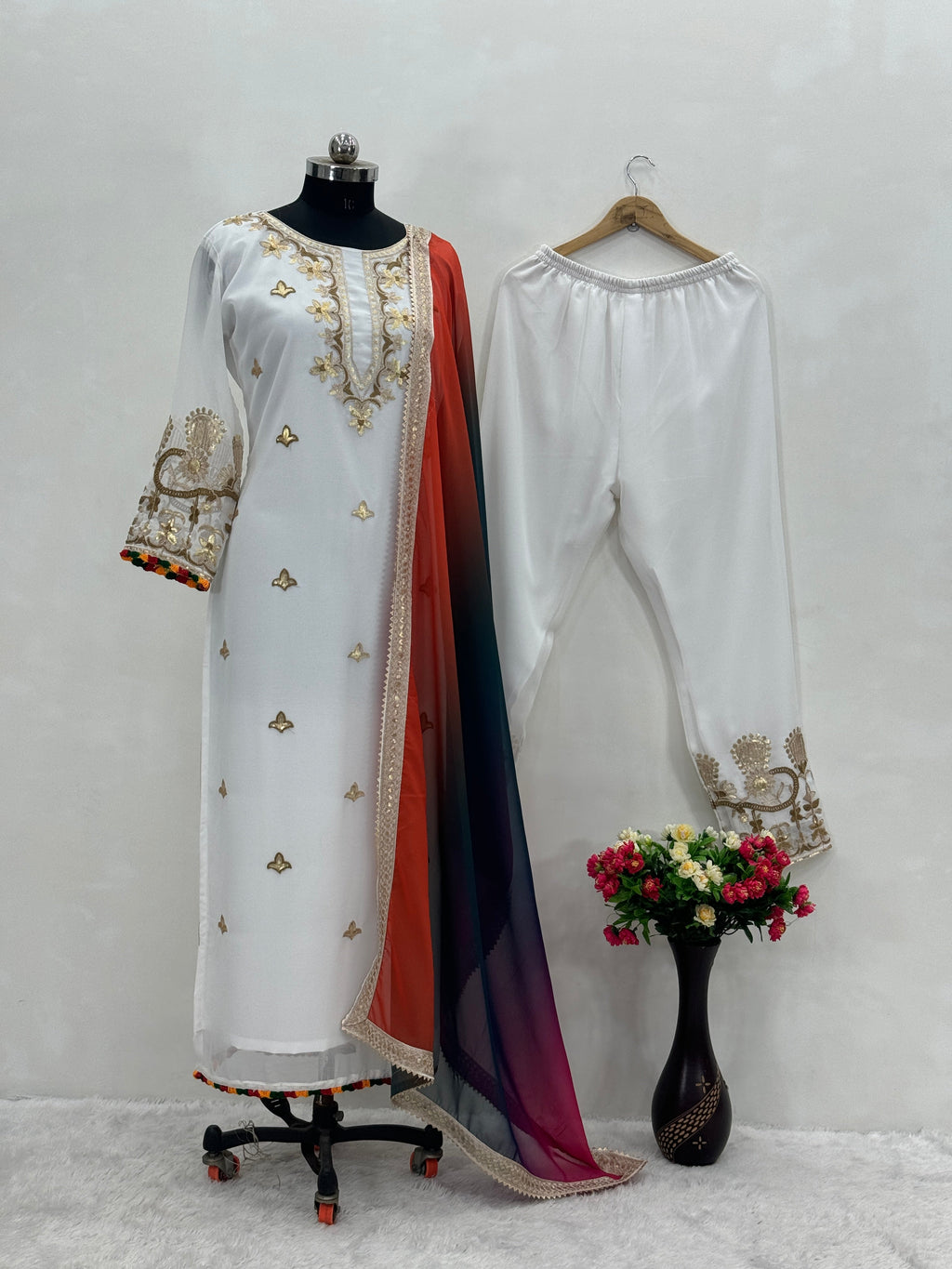 खूबसूरत पार्टी वियर ट्रेंडी टॉप बॉटम और दुपट्टा