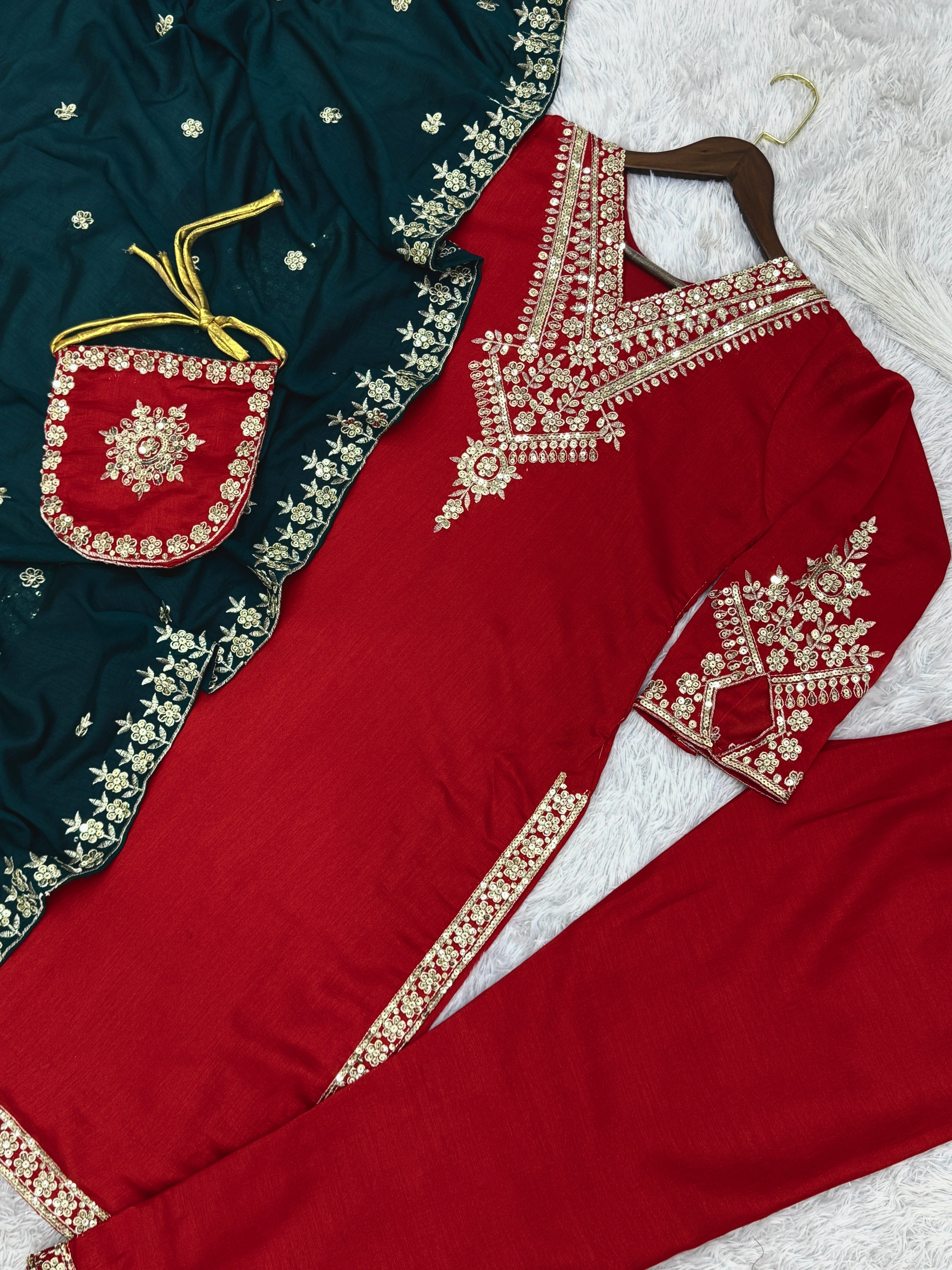 कढ़ाई और सीक्वेंस वर्क वाला फैंसी सूट सेट