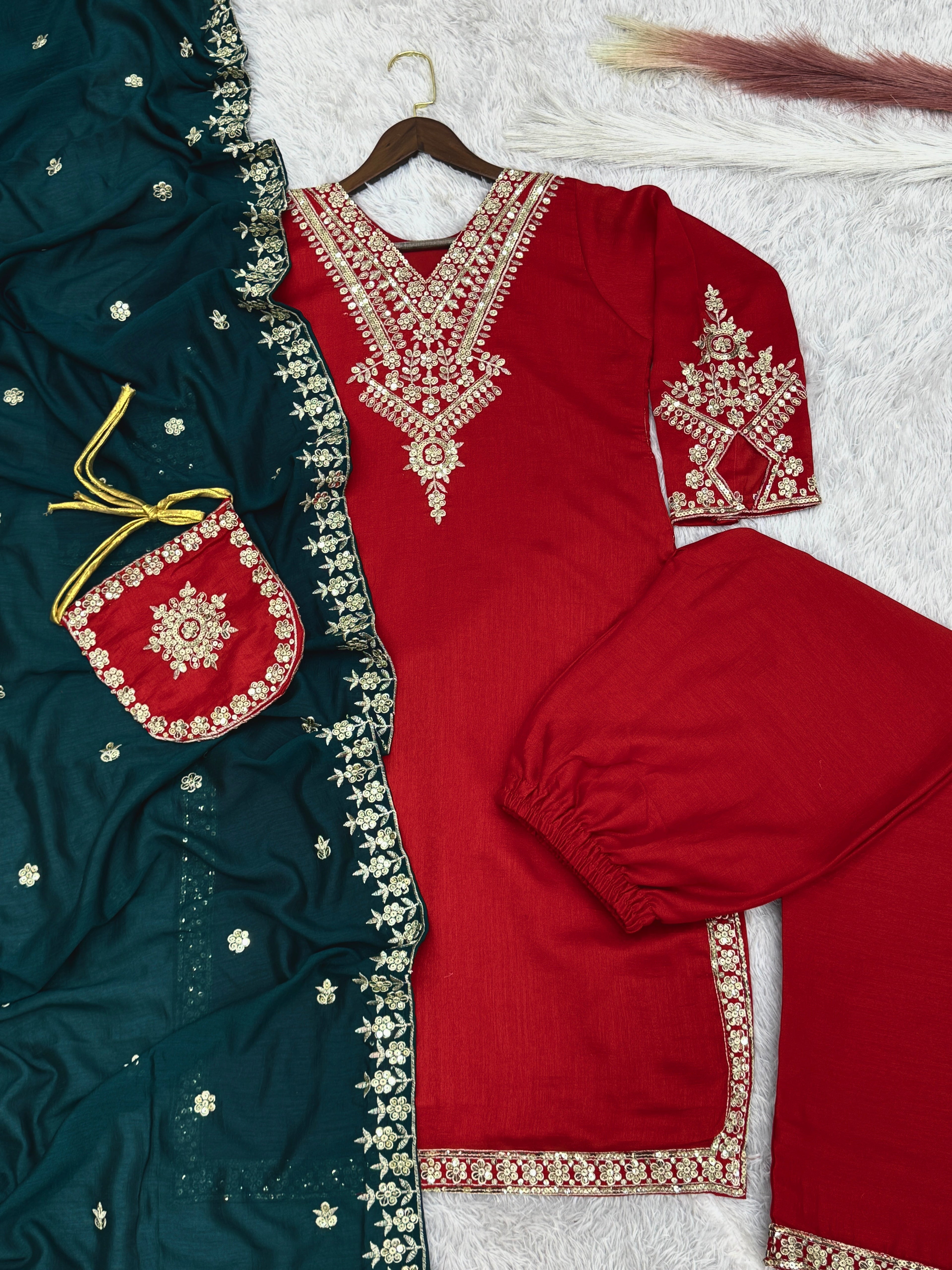 कढ़ाई और सीक्वेंस वर्क वाला फैंसी सूट सेट