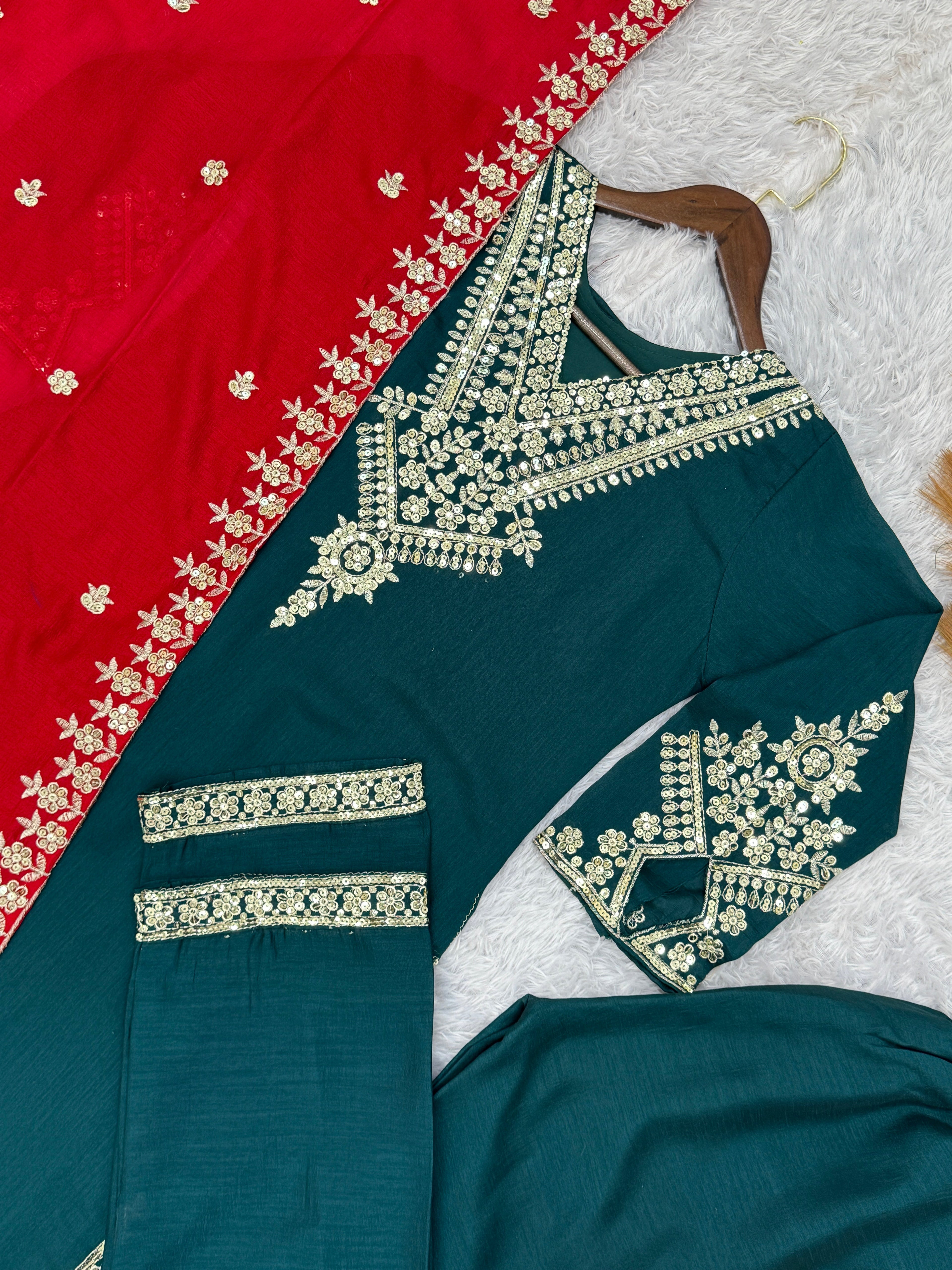 कढ़ाई और सीक्वेंस वर्क वाला फैंसी सूट सेट