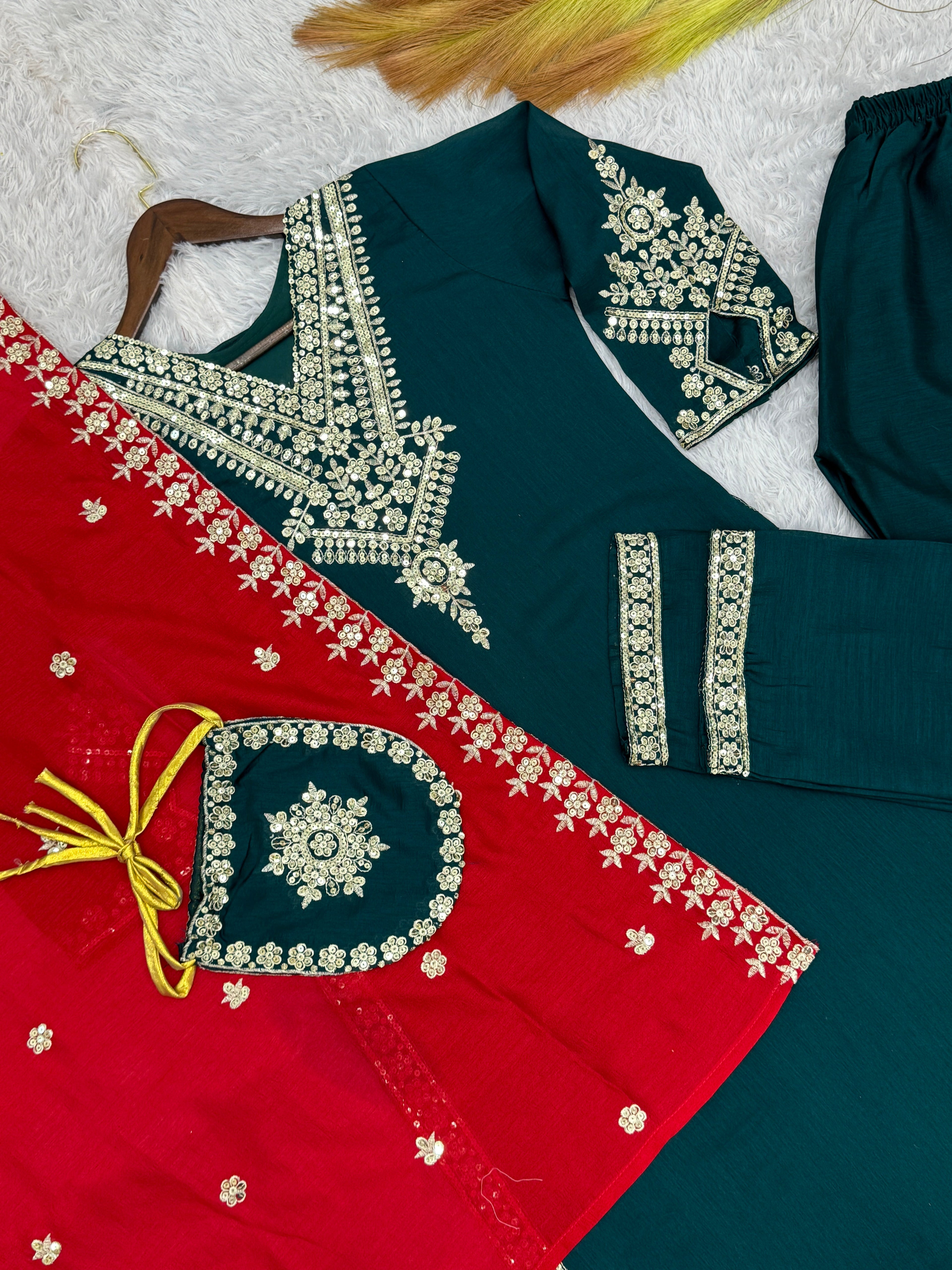 कढ़ाई और सीक्वेंस वर्क वाला फैंसी सूट सेट