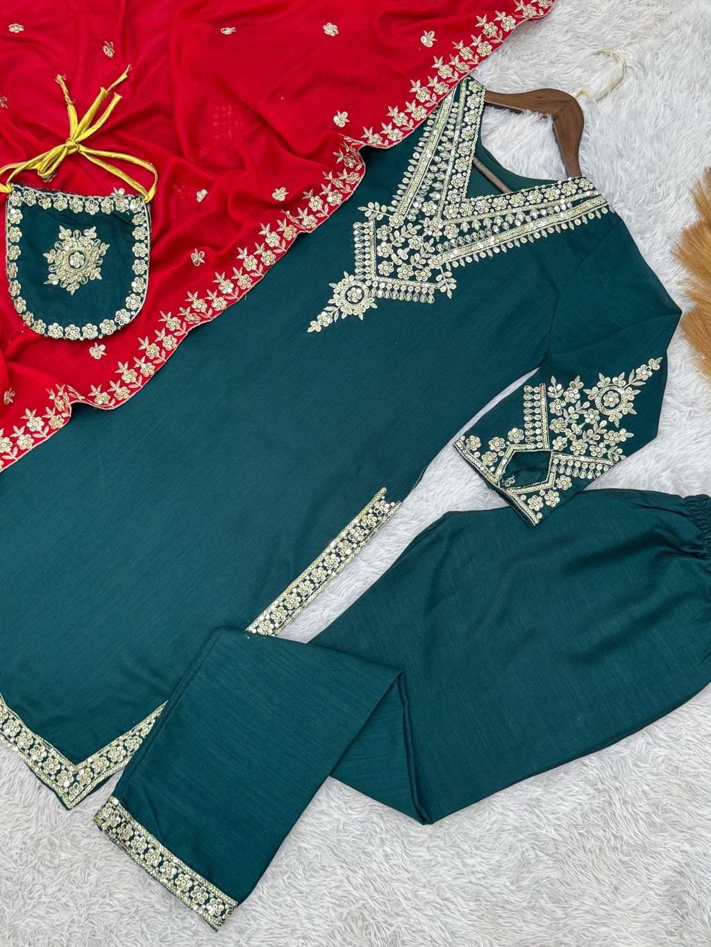 कढ़ाई और सीक्वेंस वर्क वाला फैंसी सूट सेट