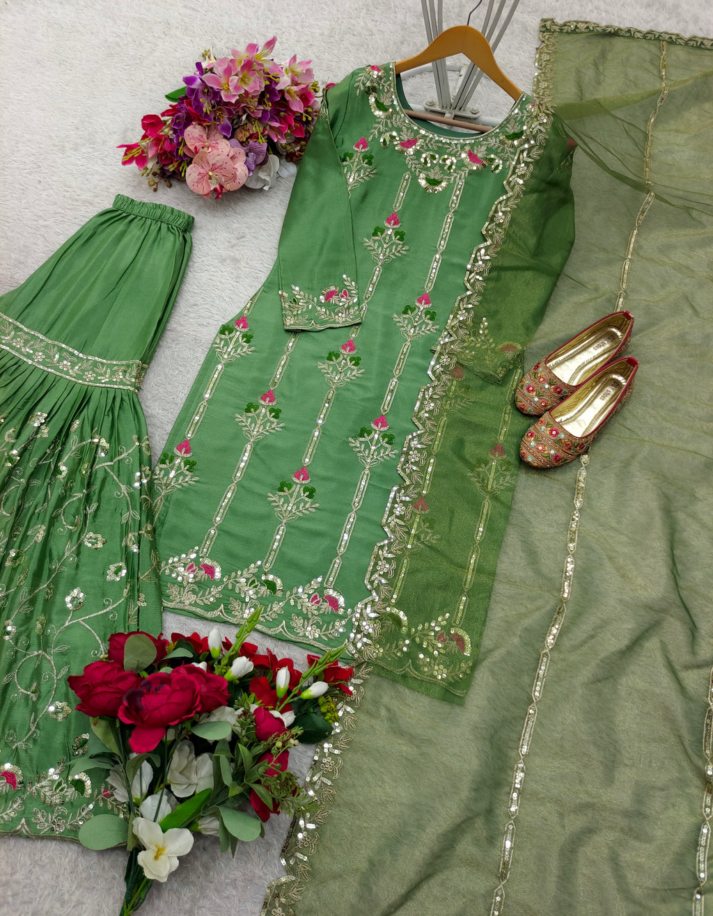 डिज़ाइनर पार्टी वियर टॉप-सररा और दुपट्टा कढ़ाई सीक्वेंस वर्क