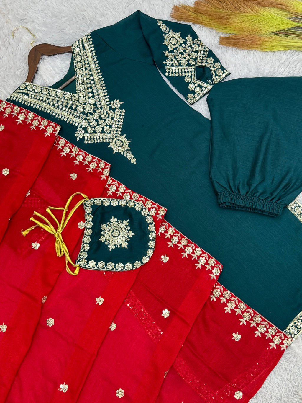 कढ़ाई और सीक्वेंस वर्क वाला फैंसी सूट सेट