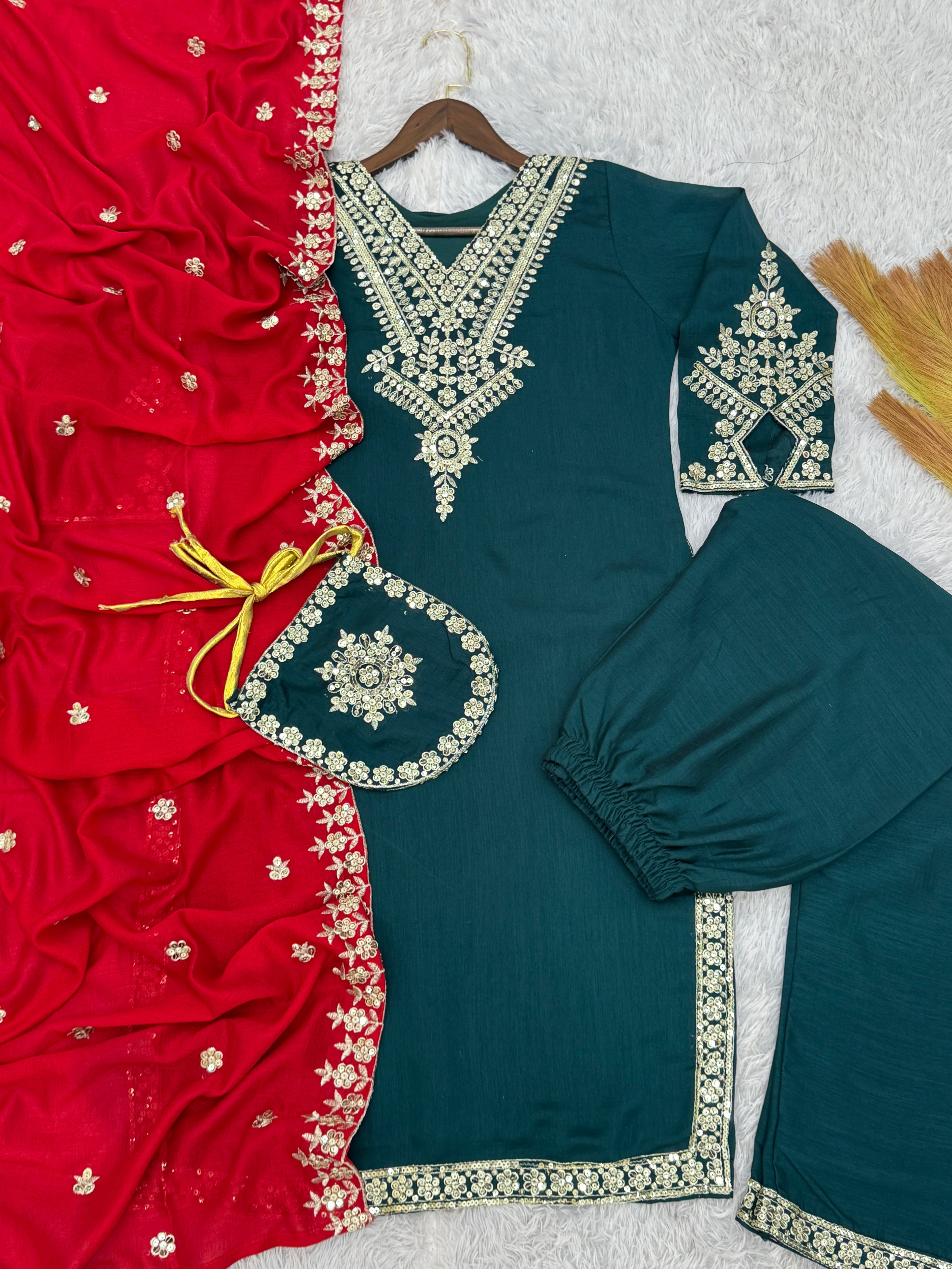 कढ़ाई और सीक्वेंस वर्क वाला फैंसी सूट सेट