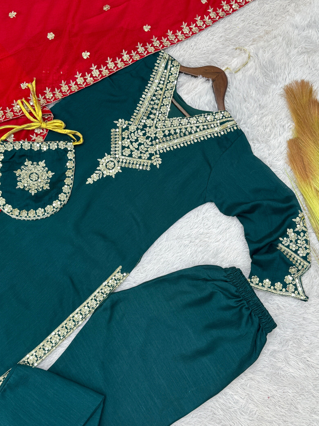 कढ़ाई और सीक्वेंस वर्क वाला फैंसी सूट सेट