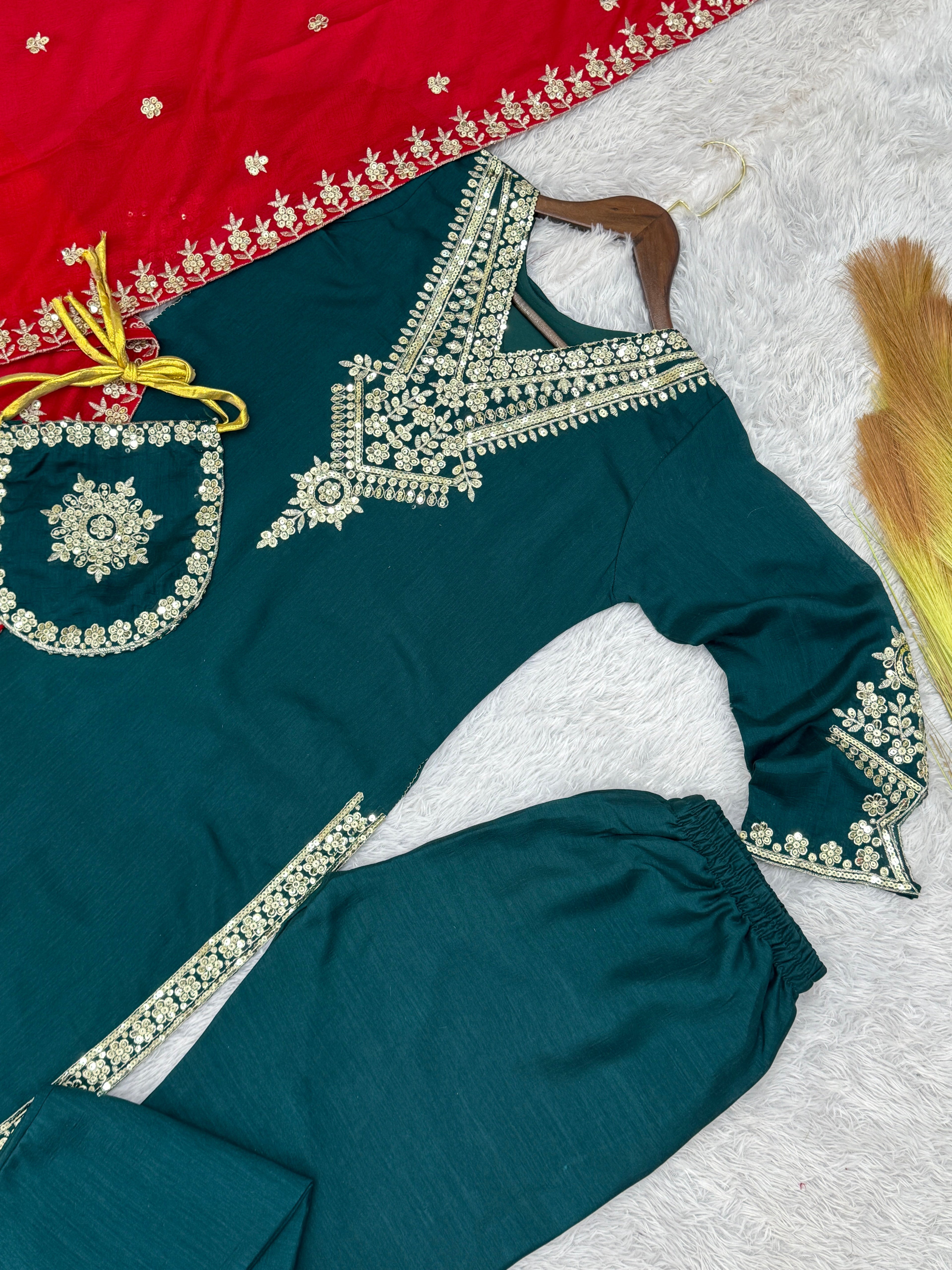 कढ़ाई और सीक्वेंस वर्क वाला फैंसी सूट सेट