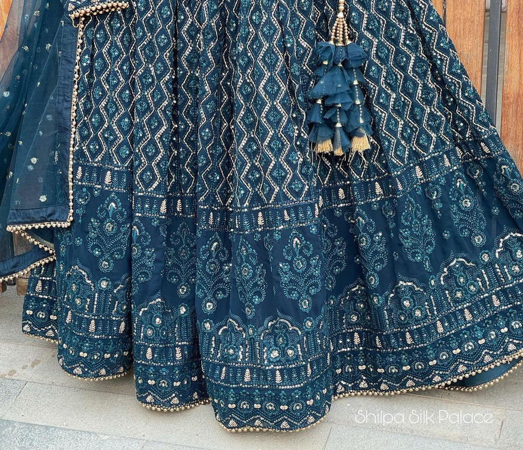 कढ़ाई और सीक्वेंस वर्क के साथ डिज़ाइनर पार्टी वियर लहंगा चोली