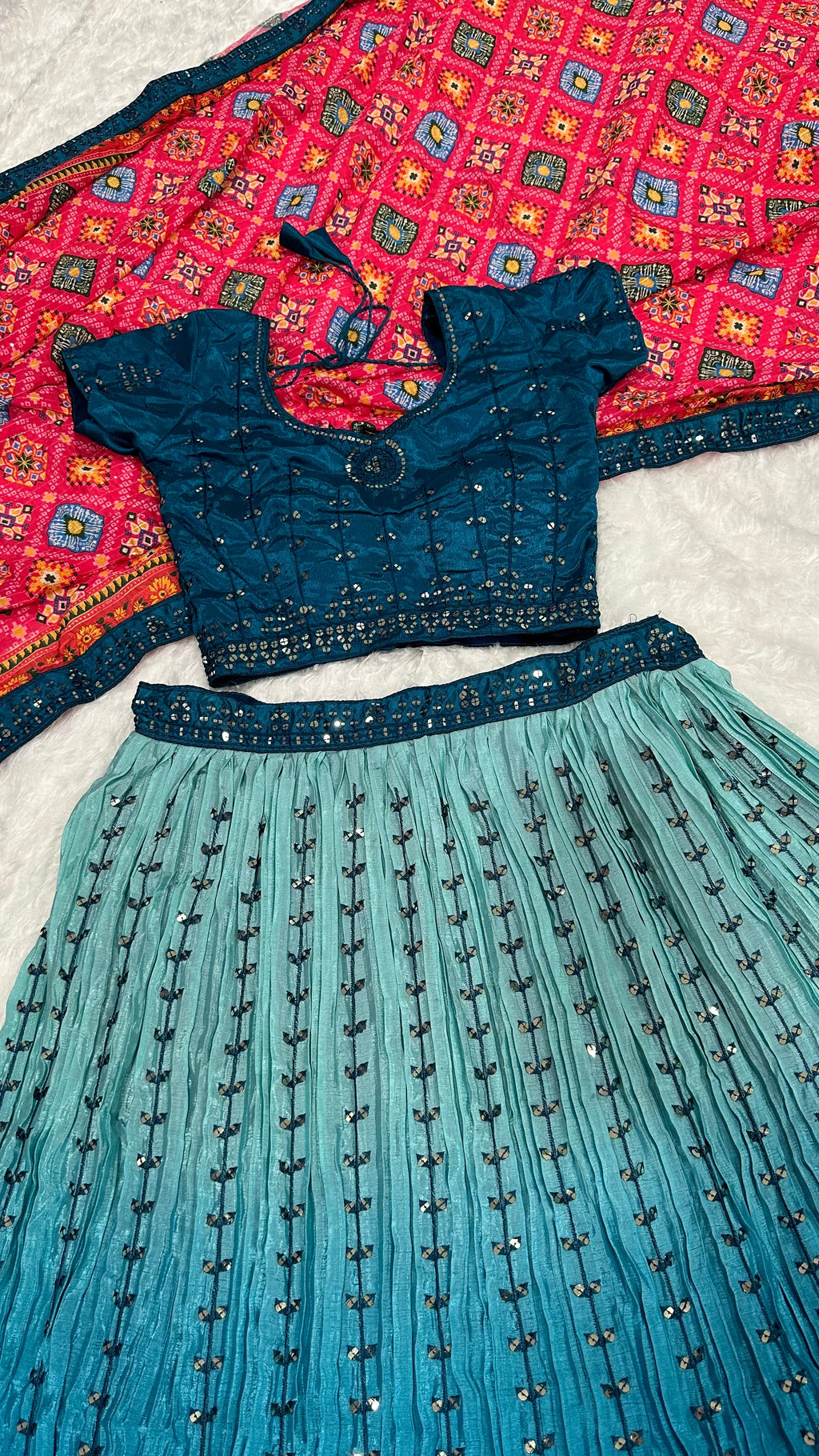 पार्टी वियर डिज़ाइनर लहंगा चोली सीक्वेंस और थ्रेड वर्क के साथ