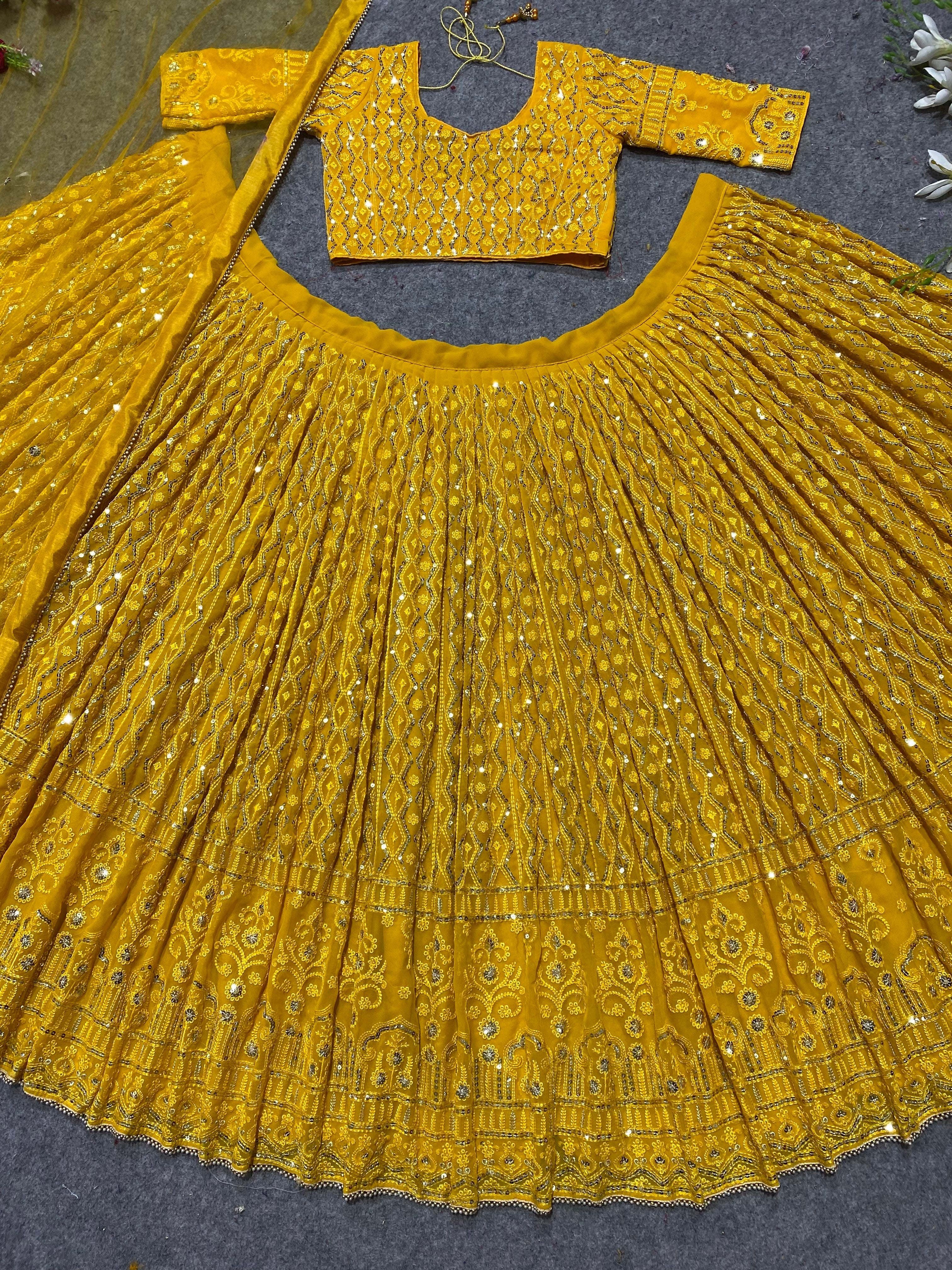 कढ़ाई और सीक्वेंस वर्क के साथ डिज़ाइनर पार्टी वियर लहंगा चोली