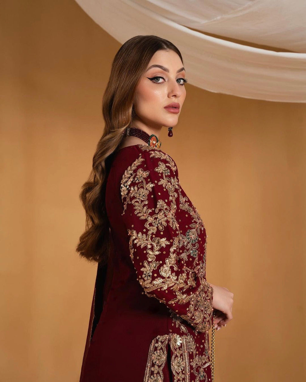 कढ़ाई और पत्थर के हाथ के काम के साथ फैंसी टॉप - बॉटम दुपट्टे के साथ