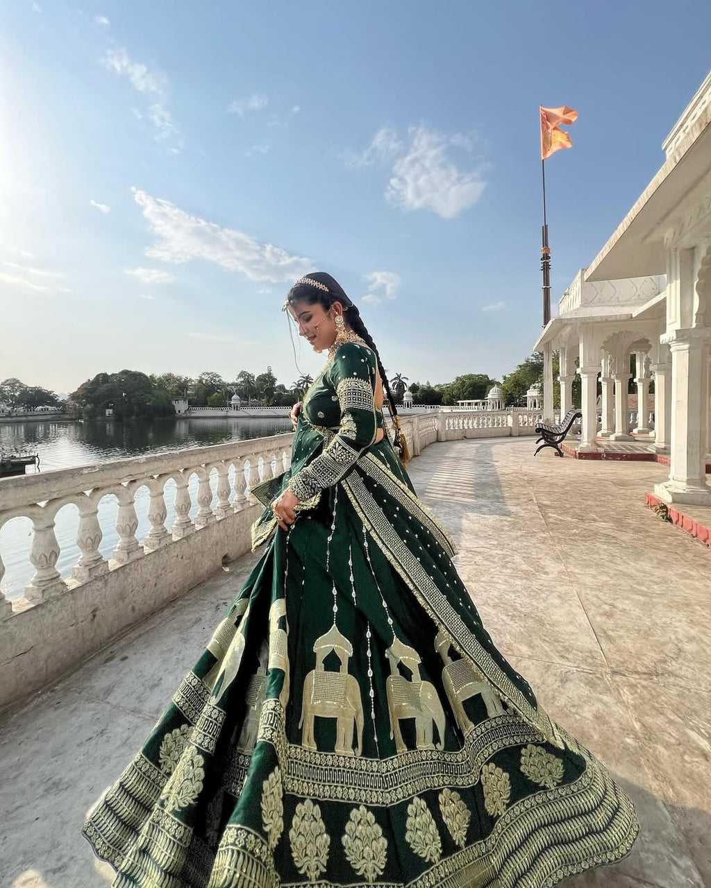 कढ़ाई अनुक्रम कार्य के साथ डिजाइनर लहंगा चोली