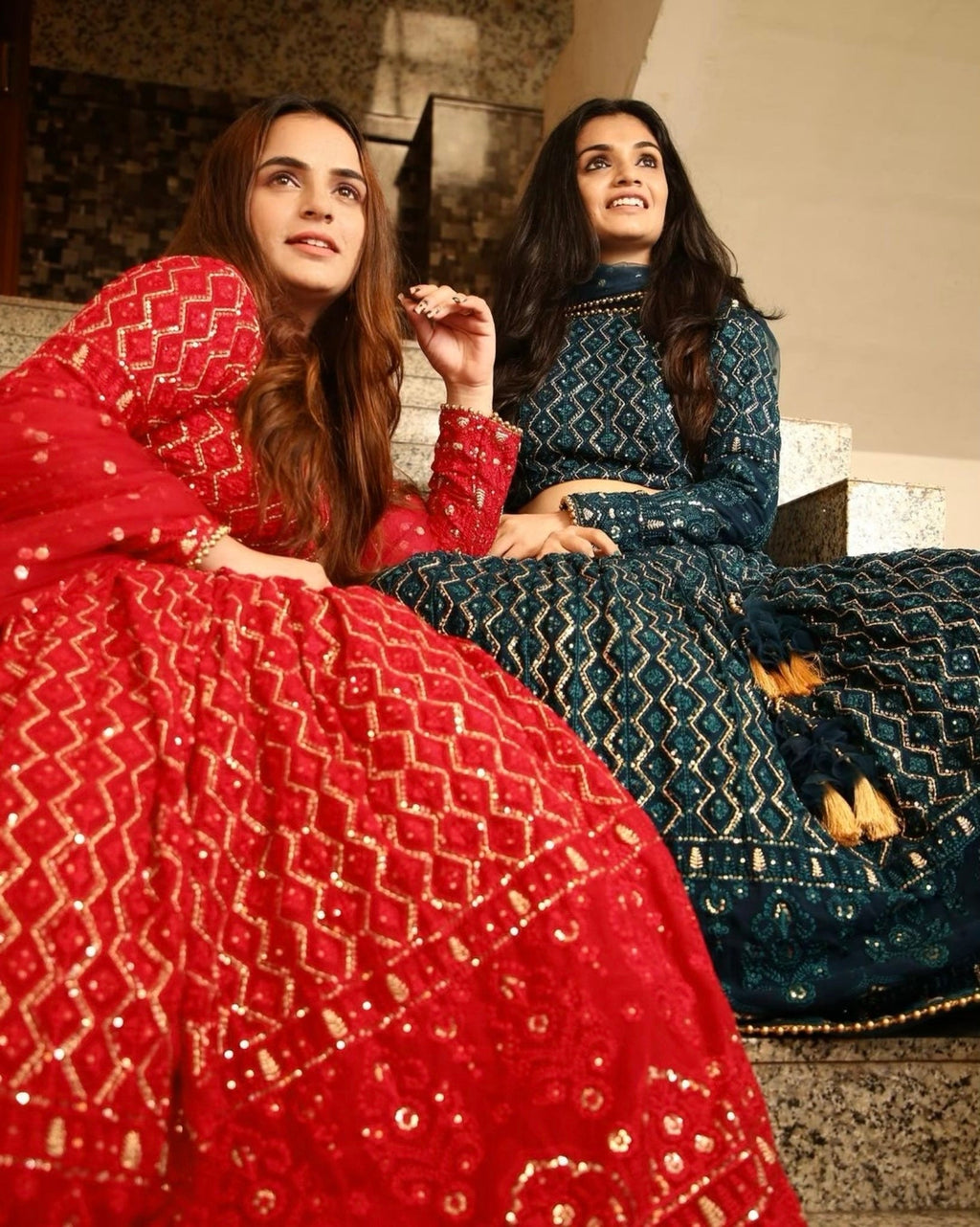 कढ़ाई और सीक्वेंस वर्क के साथ डिज़ाइनर पार्टी वियर लहंगा चोली