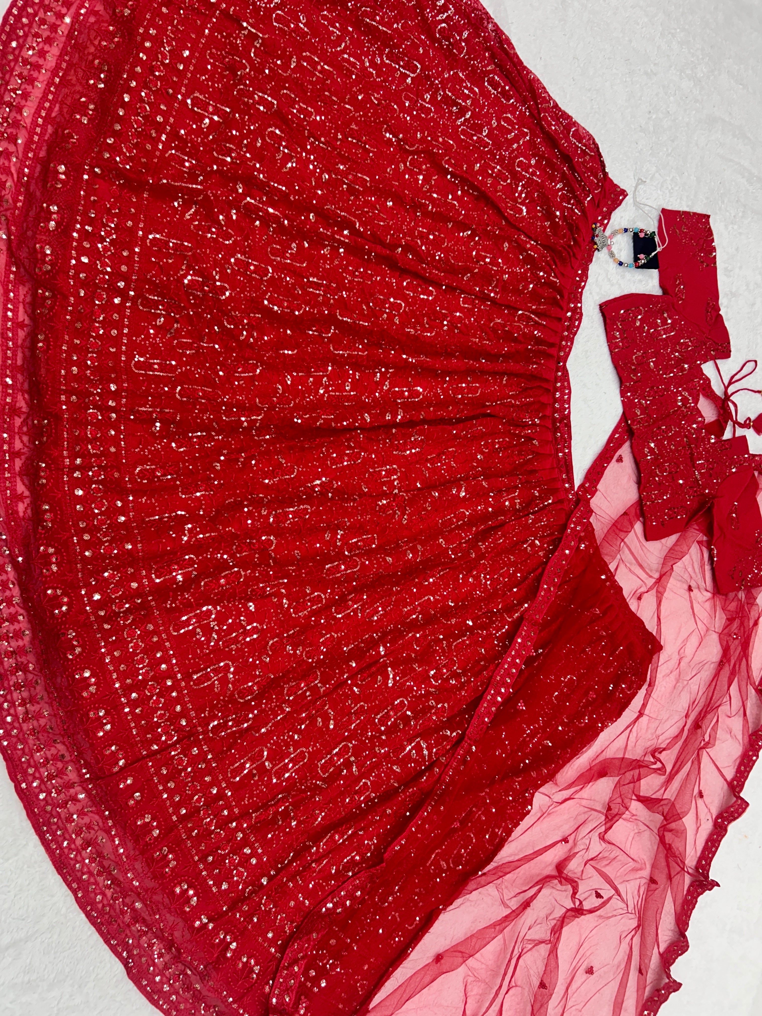 कढ़ाई सीक्वेंस वर्क के साथ पार्टी वियर डिज़ाइनर लहंगा चोली