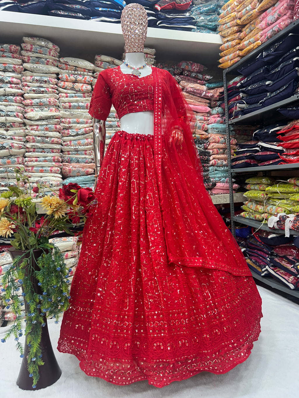 कढ़ाई सीक्वेंस वर्क के साथ पार्टी वियर डिज़ाइनर लहंगा चोली