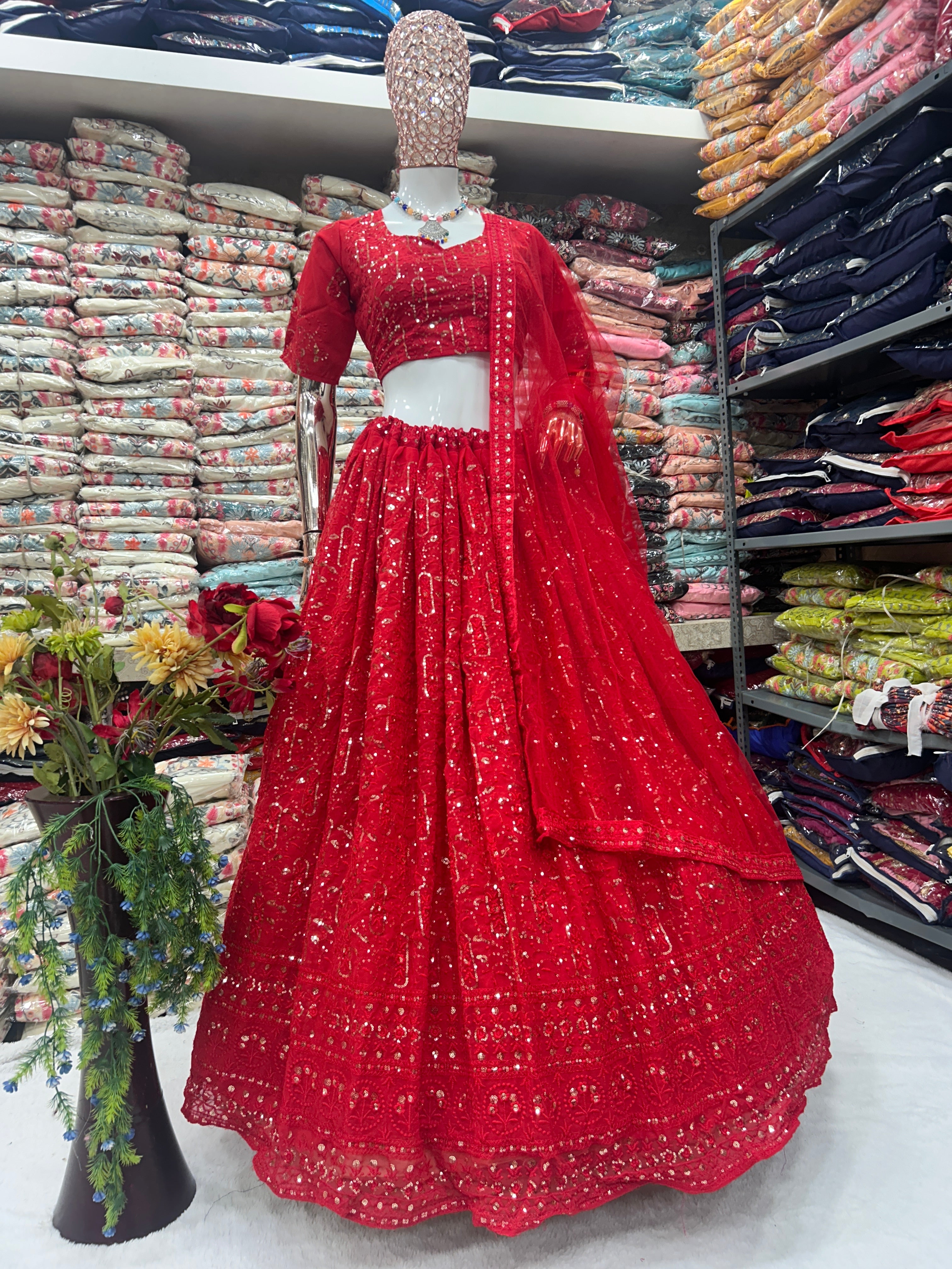 कढ़ाई सीक्वेंस वर्क के साथ पार्टी वियर डिज़ाइनर लहंगा चोली