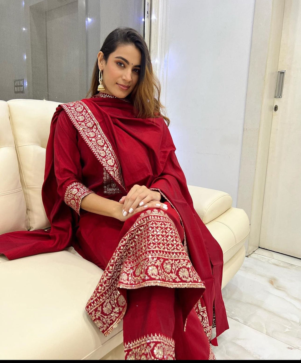 डिज़ाइनर पार्टी वियर टॉप-पेंट और दुपट्टा लेस वर्क के साथ