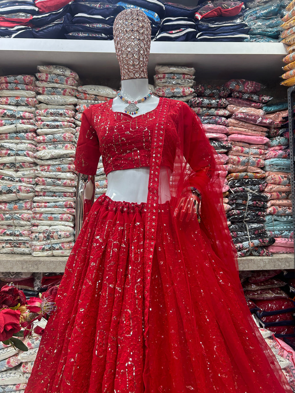 कढ़ाई सीक्वेंस वर्क के साथ पार्टी वियर डिज़ाइनर लहंगा चोली